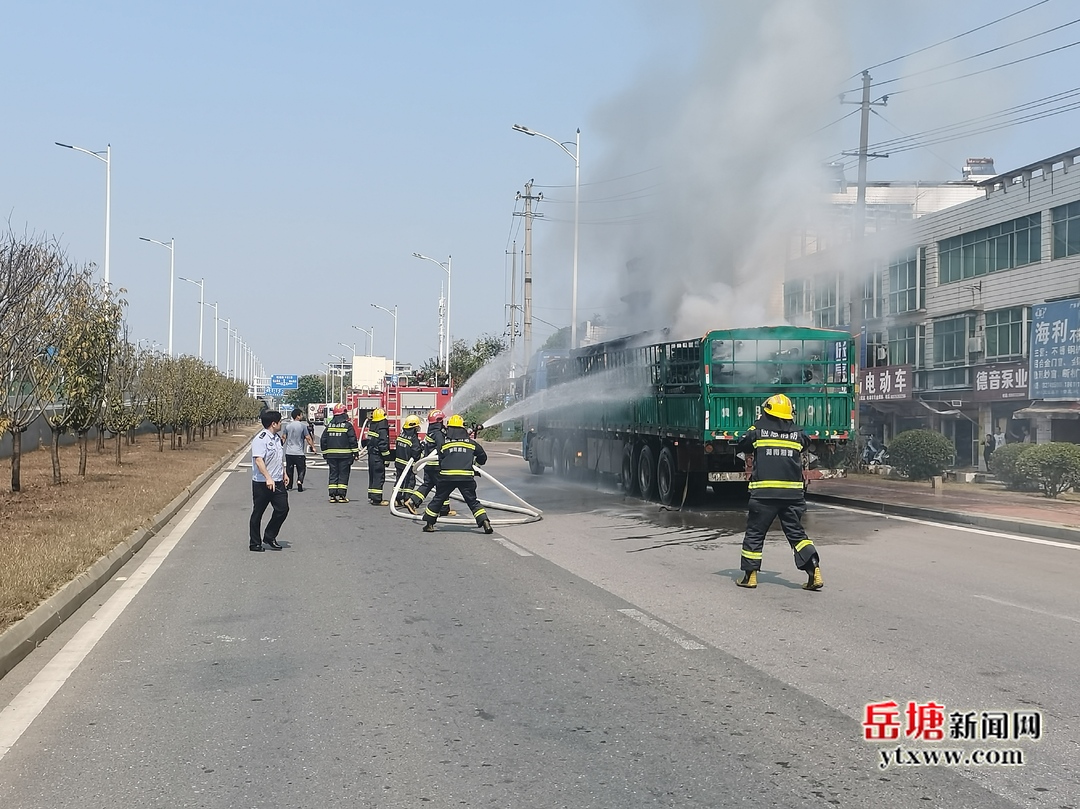 貨車變“火”車?岳塘交警出手秒變“滅火戰(zhàn)士”