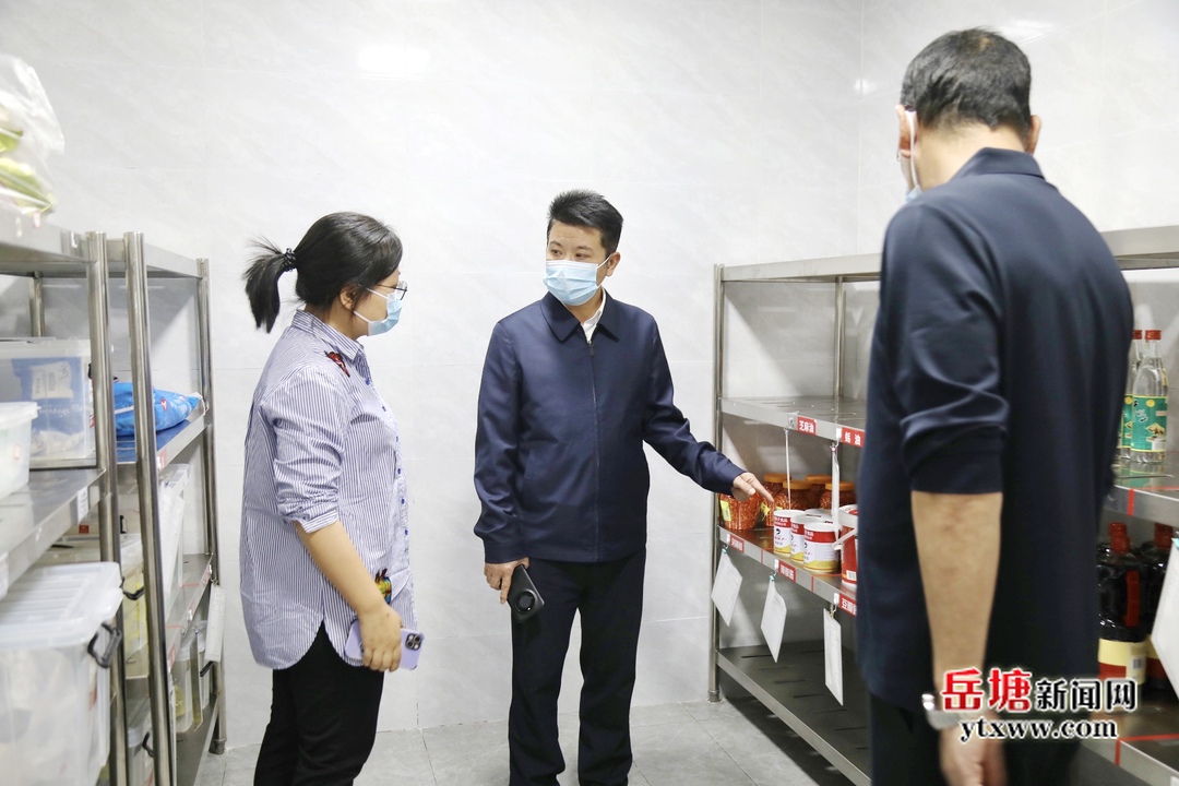曾志君“四不兩直”督導(dǎo)校園食品安全工作