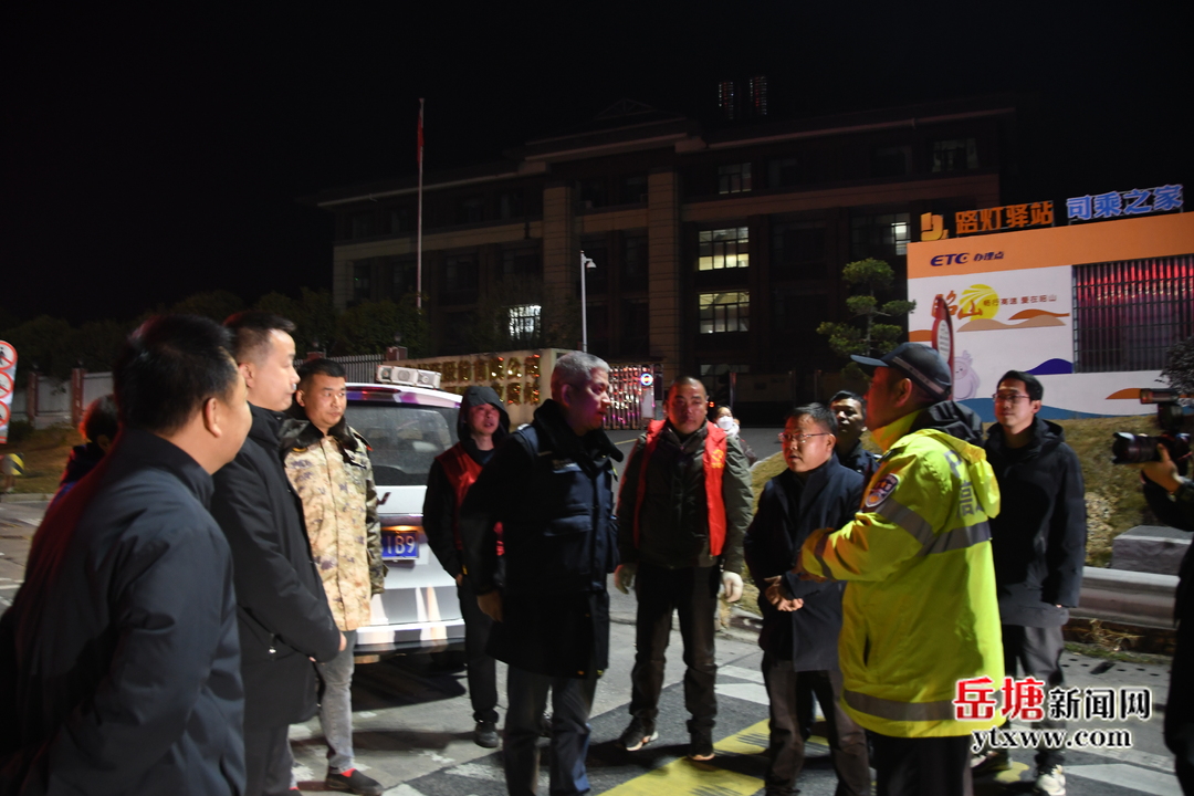 湘潭市、岳塘区两级联动为高速滞留司机送“暖心食品”