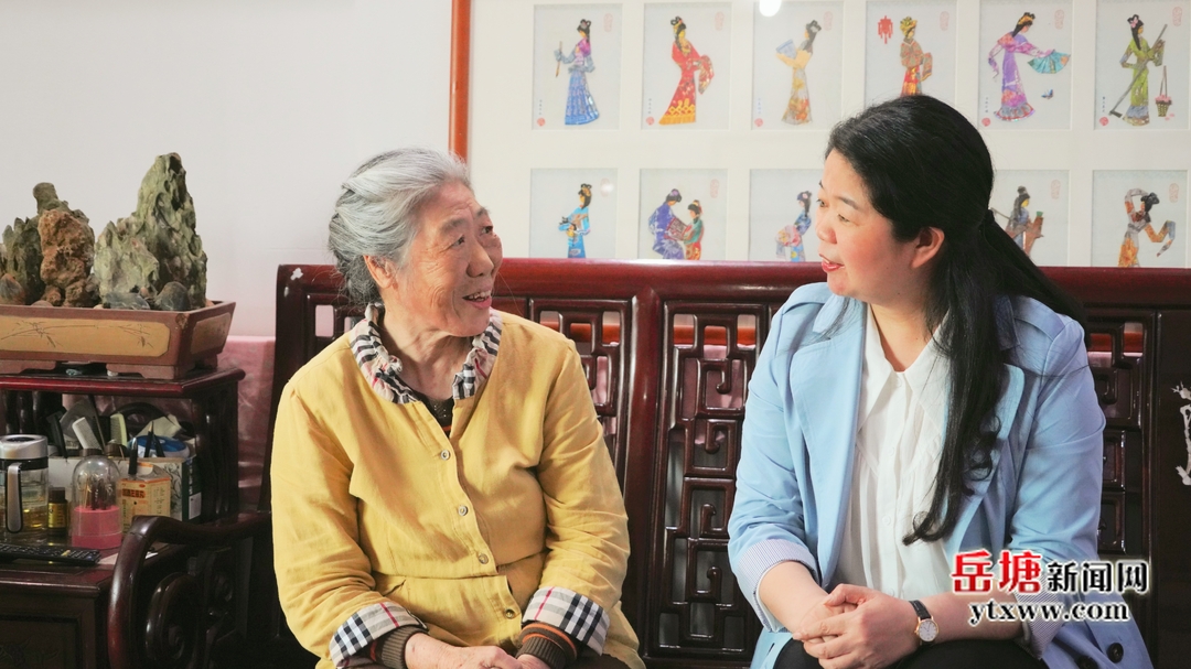 “五一”前夕 周賞玲走訪慰問岳塘匠師和勞動模范