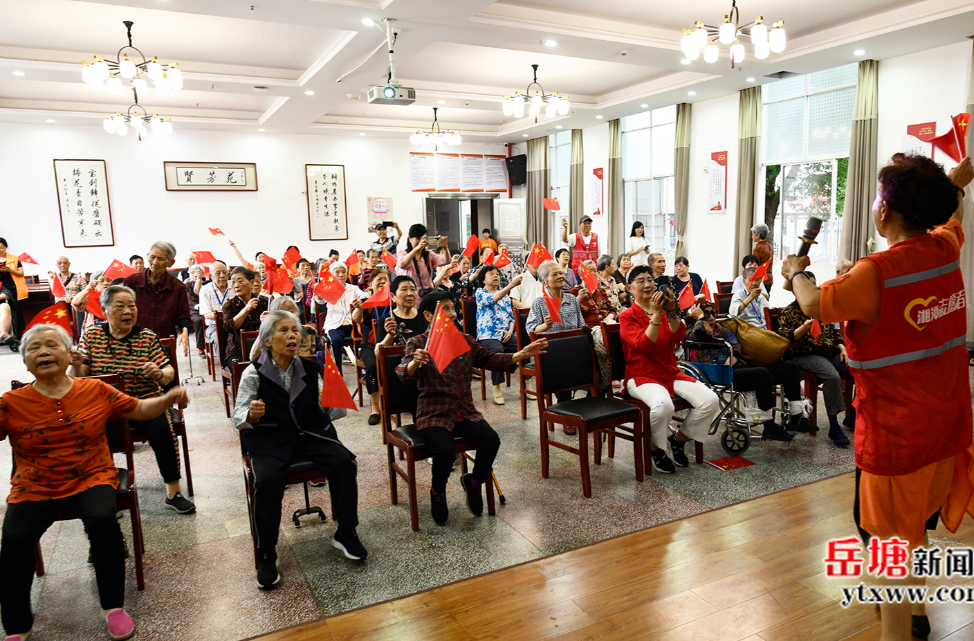 岳塘區(qū)攝影家協(xié)會開展2025年“與人民同行”新時代文明實踐文藝志愿服務主題活動