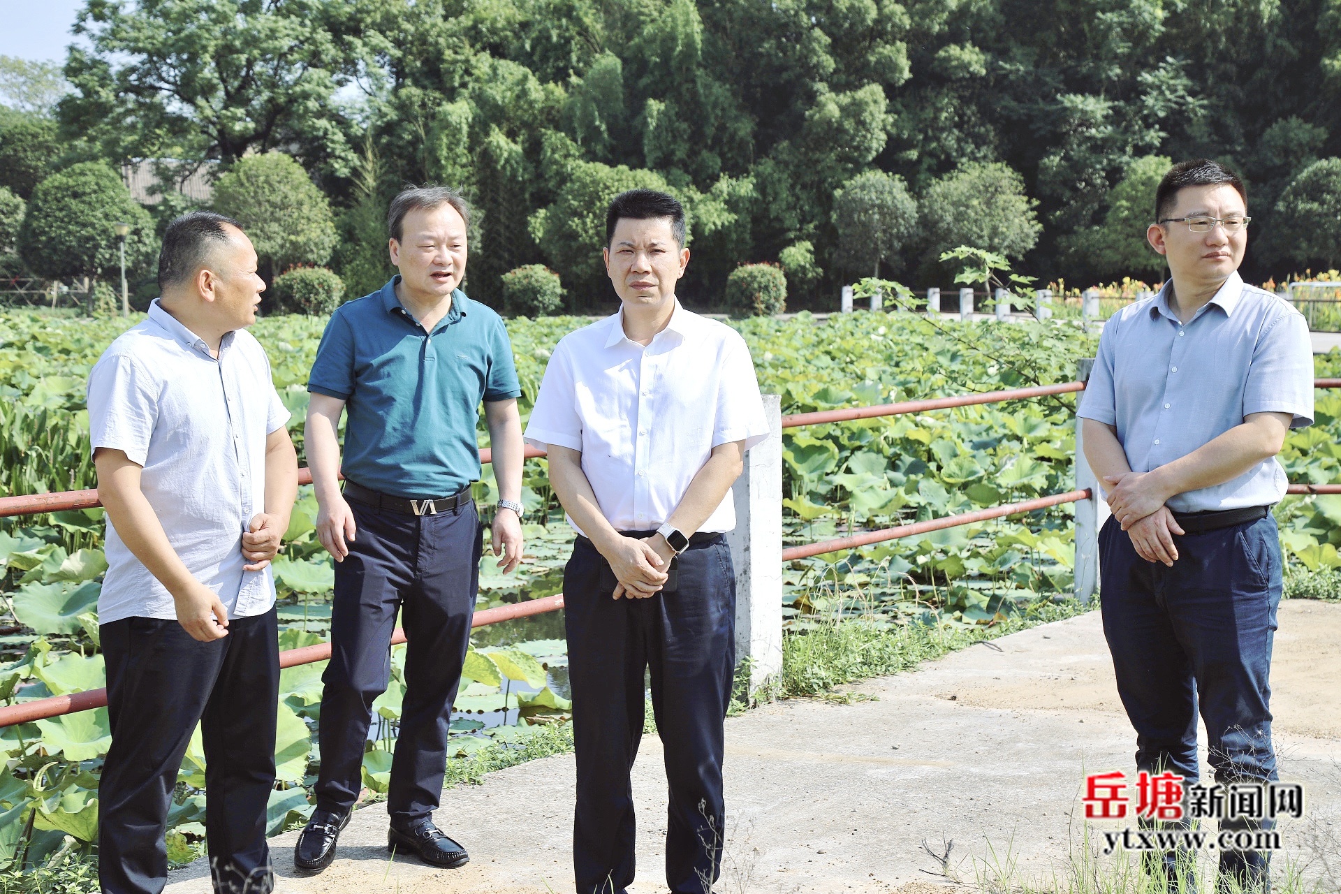 曾志君在陽(yáng)塘村開(kāi)展走找想促“三聽(tīng)三問(wèn)”活動(dòng)