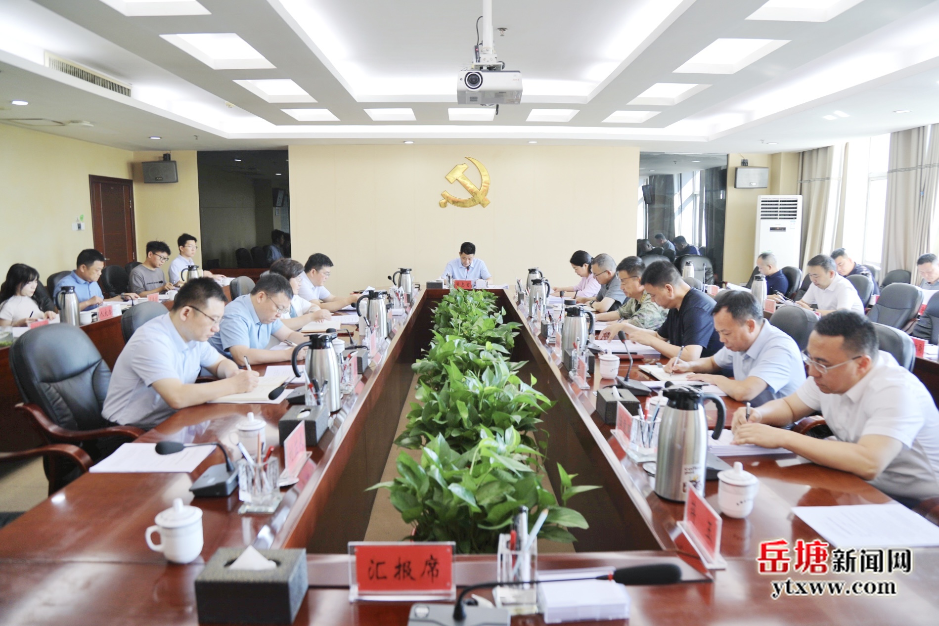 曾志君主持召開岳塘區(qū)委常委會第127次會議