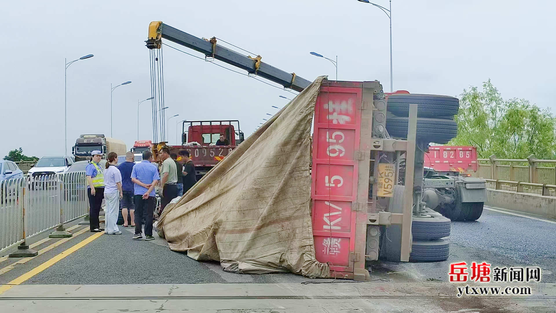 貨車側(cè)翻釀事故 岳塘交警妥善處置