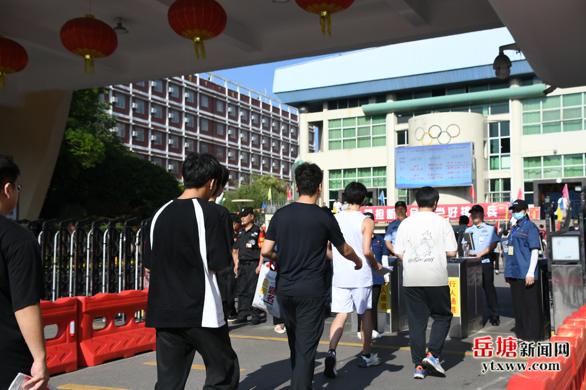 2025年高考拉開序幕 岳塘區(qū)2239名考生踏上考場
