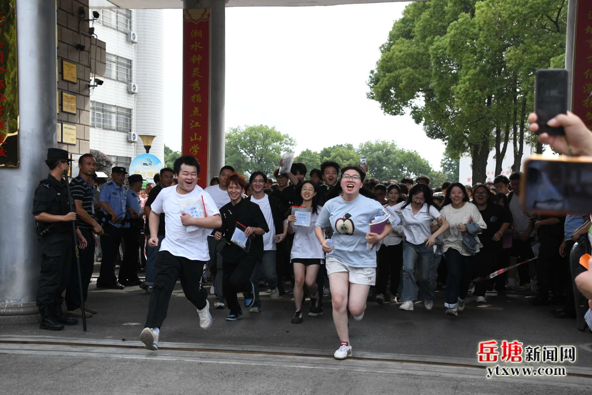 岳塘區(qū)2239名考生順利結(jié)束高考
