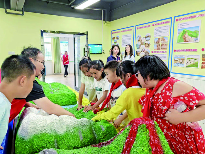 【湘潭日報】觸摸地球印記 爭做地質(zhì)小達(dá)人 社區(qū)攜手省空間所開展關(guān)心下一代主題活動