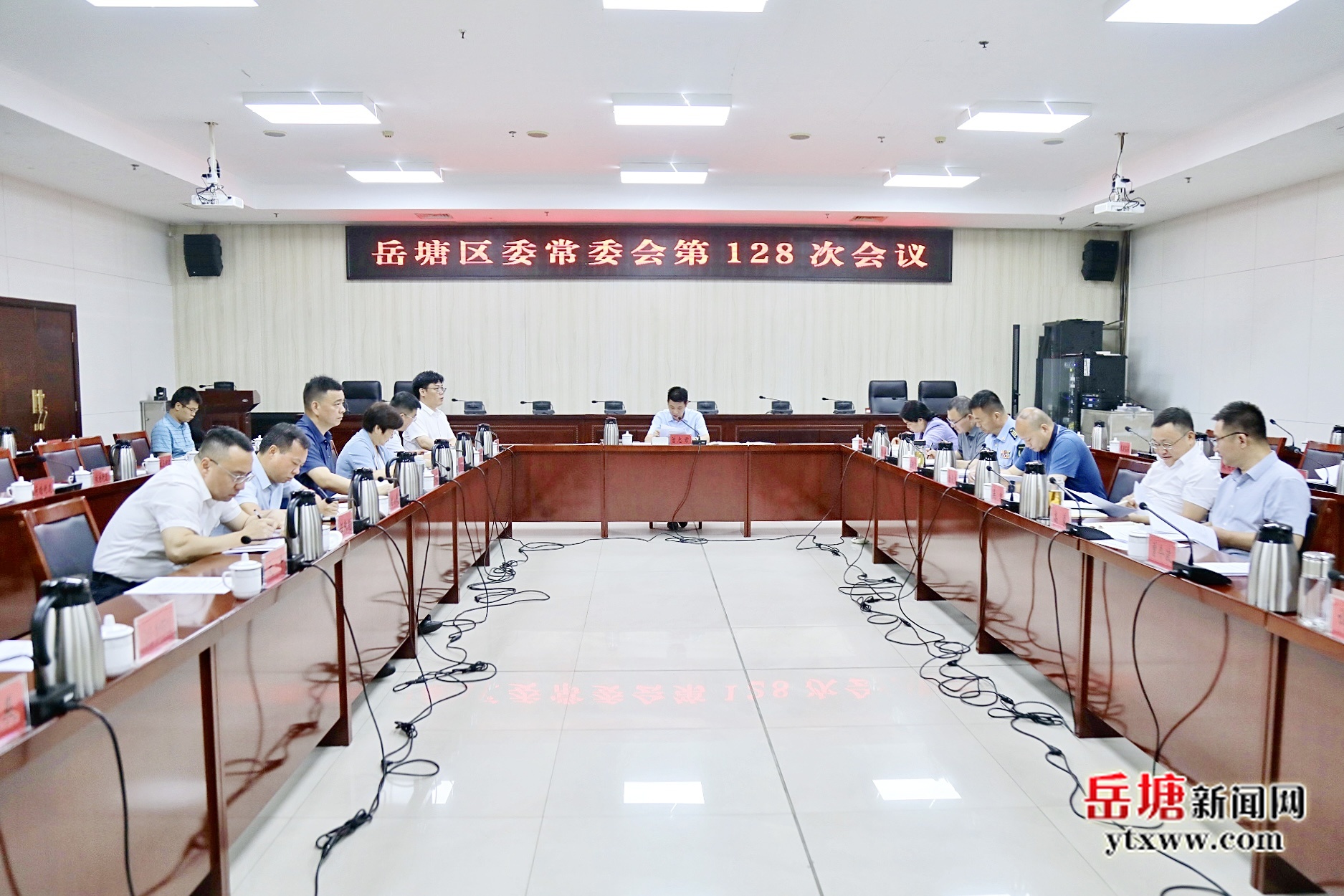 曾志君主持召開(kāi)岳塘區(qū)委常委會(huì)第128次會(huì)議