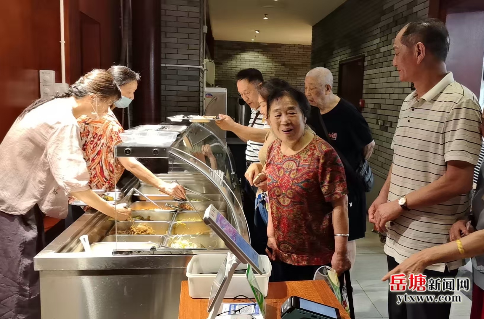 岳塘區(qū)建成17家社區(qū)老年食堂