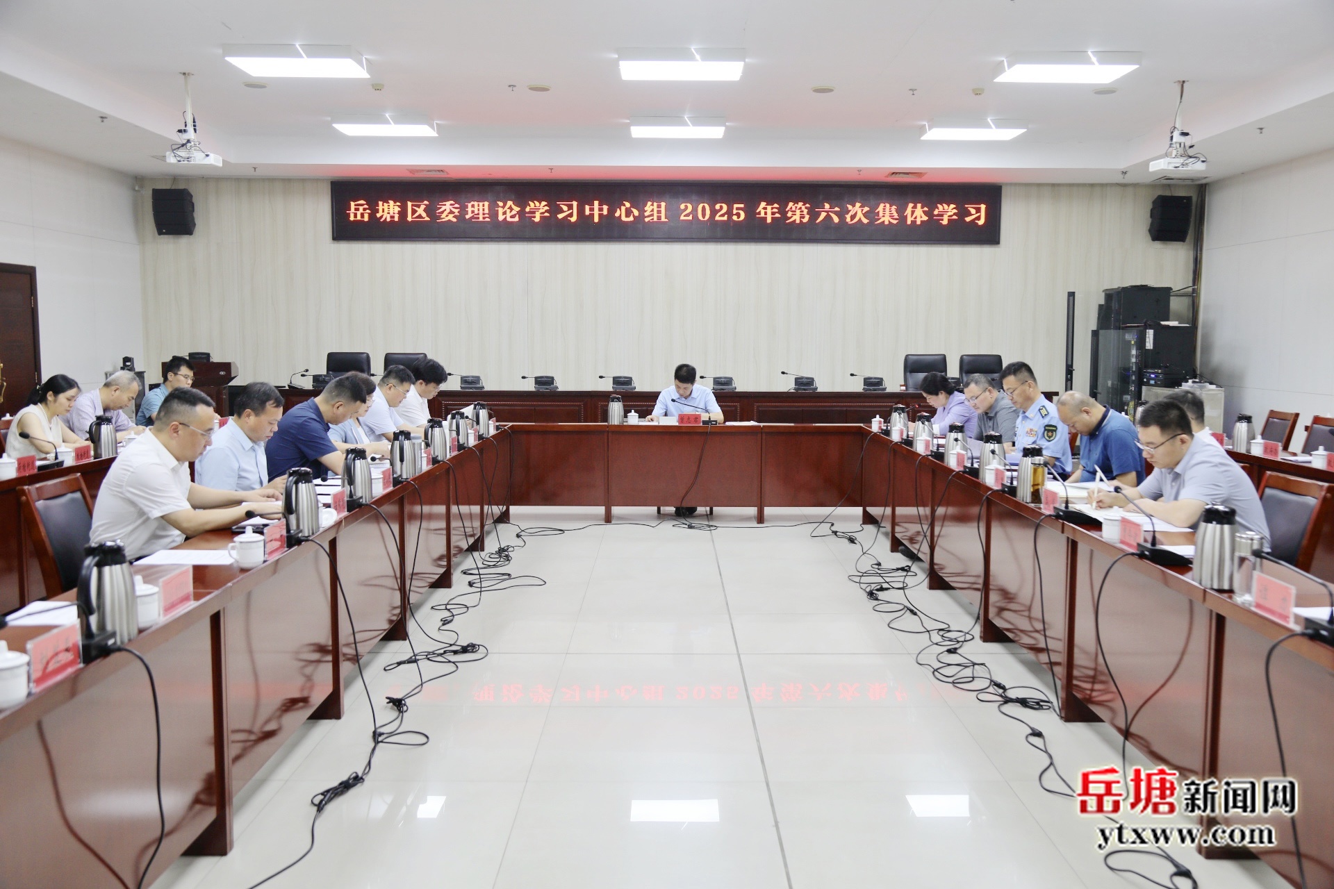 曾志君主持區(qū)委深入貫徹中央八項規(guī)定精神學(xué)習(xí)教育讀書班暨2025年區(qū)委理論學(xué)習(xí)中心組第六次集體學(xué)習(xí)