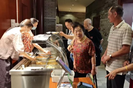 【中新網(wǎng)湖南】湘潭市岳塘區(qū)：17家社區(qū)老年食堂 讓老年人“食有所樂(lè)”