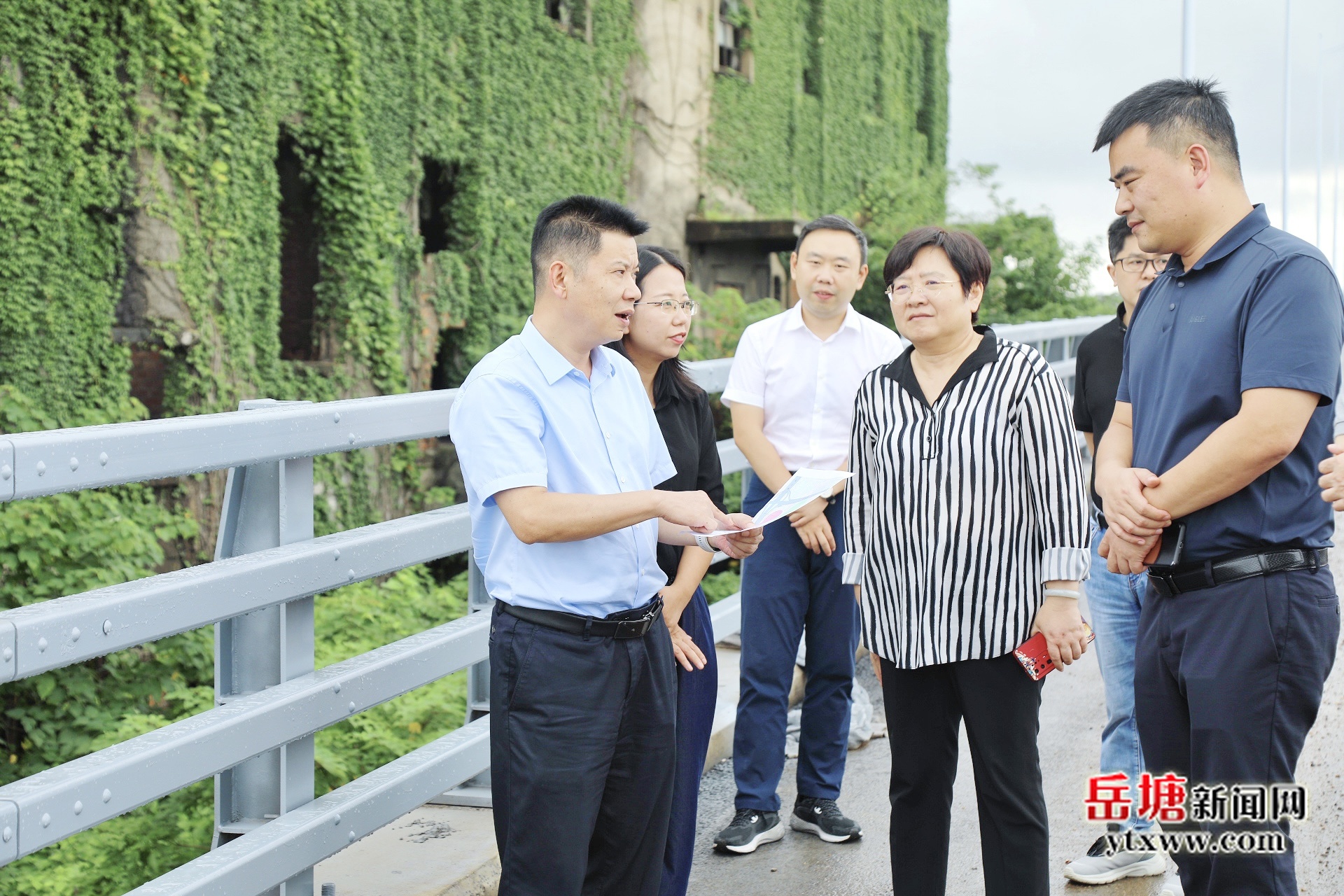 曾志君就岳塘區(qū)搶抓“兩橋”通車機遇商圈發(fā)展開展走找想促“三聽三問”調研
