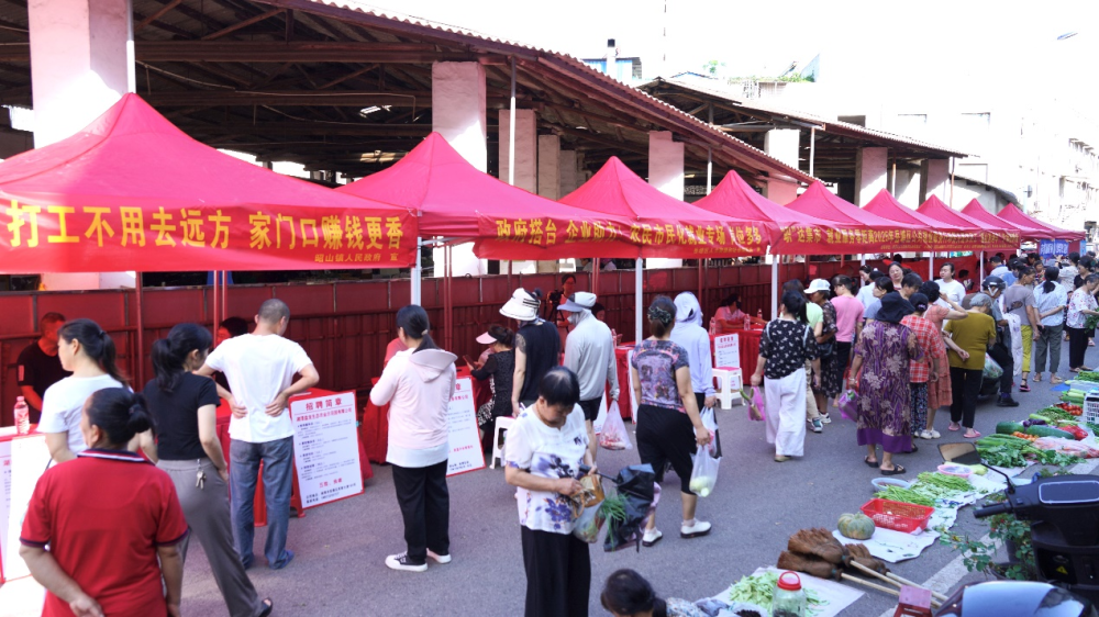 【新華社客戶端】湘潭市岳塘區(qū)：“就業(yè)直通車”開進(jìn)農(nóng)村集市
