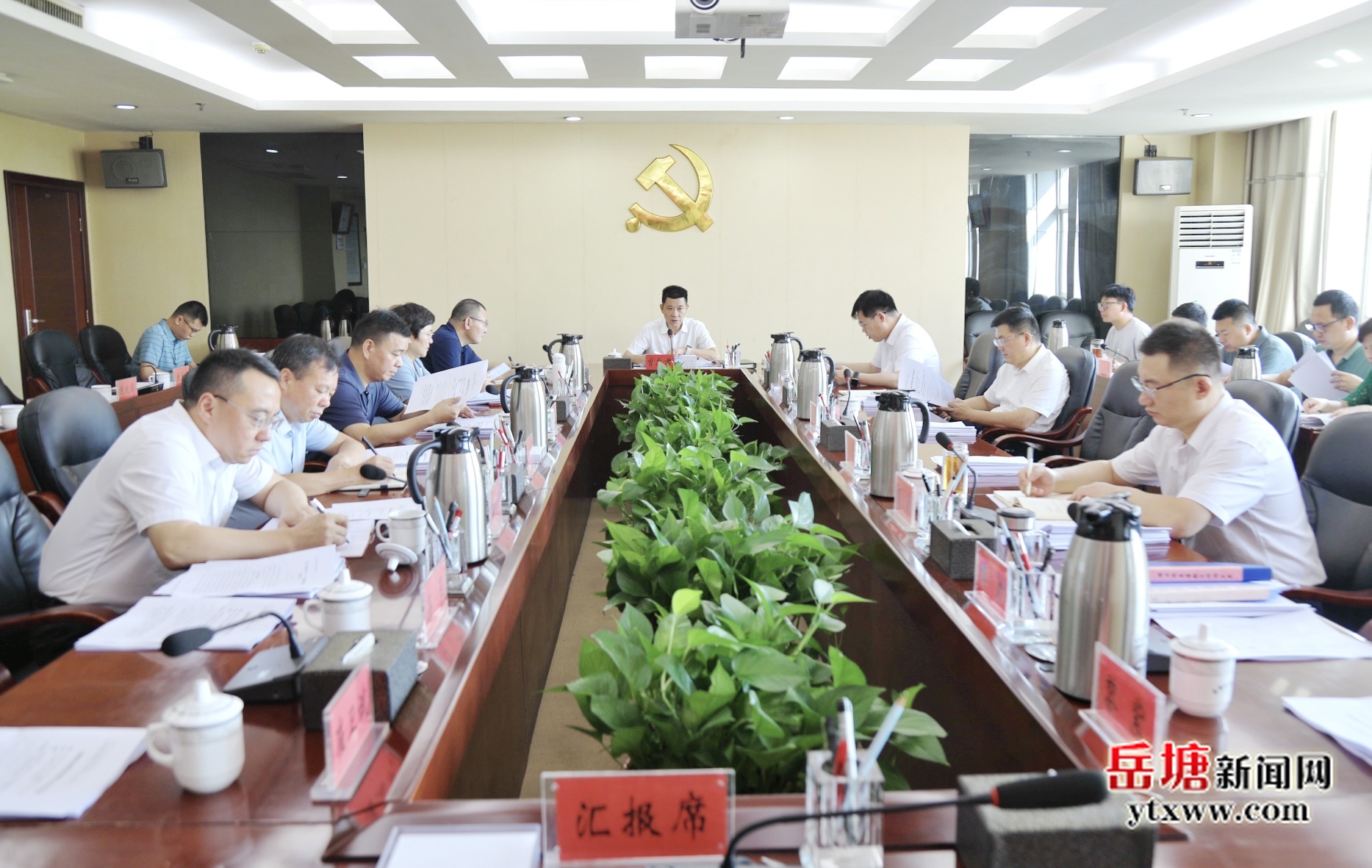 曾志君主持召開岳塘區(qū)委常委會(huì)第129次會(huì)議