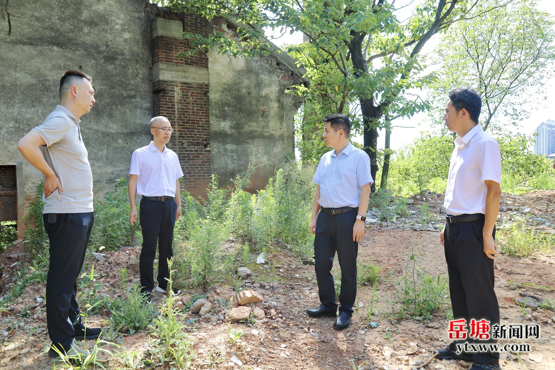 曾志君“四不兩直”督導(dǎo)建筑垃圾整治工作