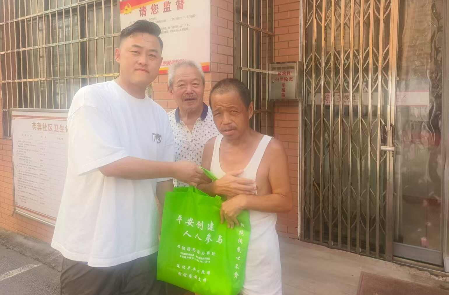 芙蓉社區(qū)開展人大代表夏日送清涼慰問活動(dòng)