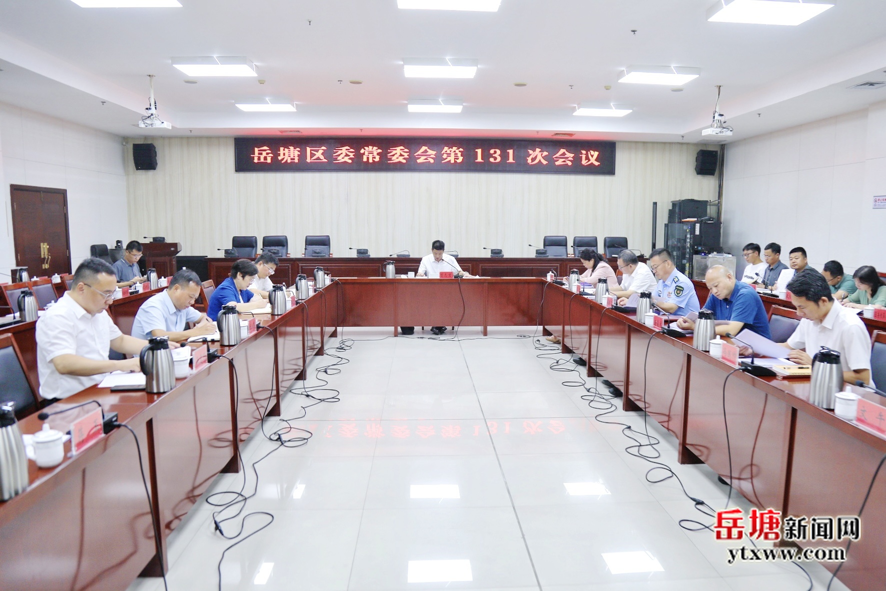 曾志君主持召開岳塘區(qū)委常委會(huì)第131次會(huì)議