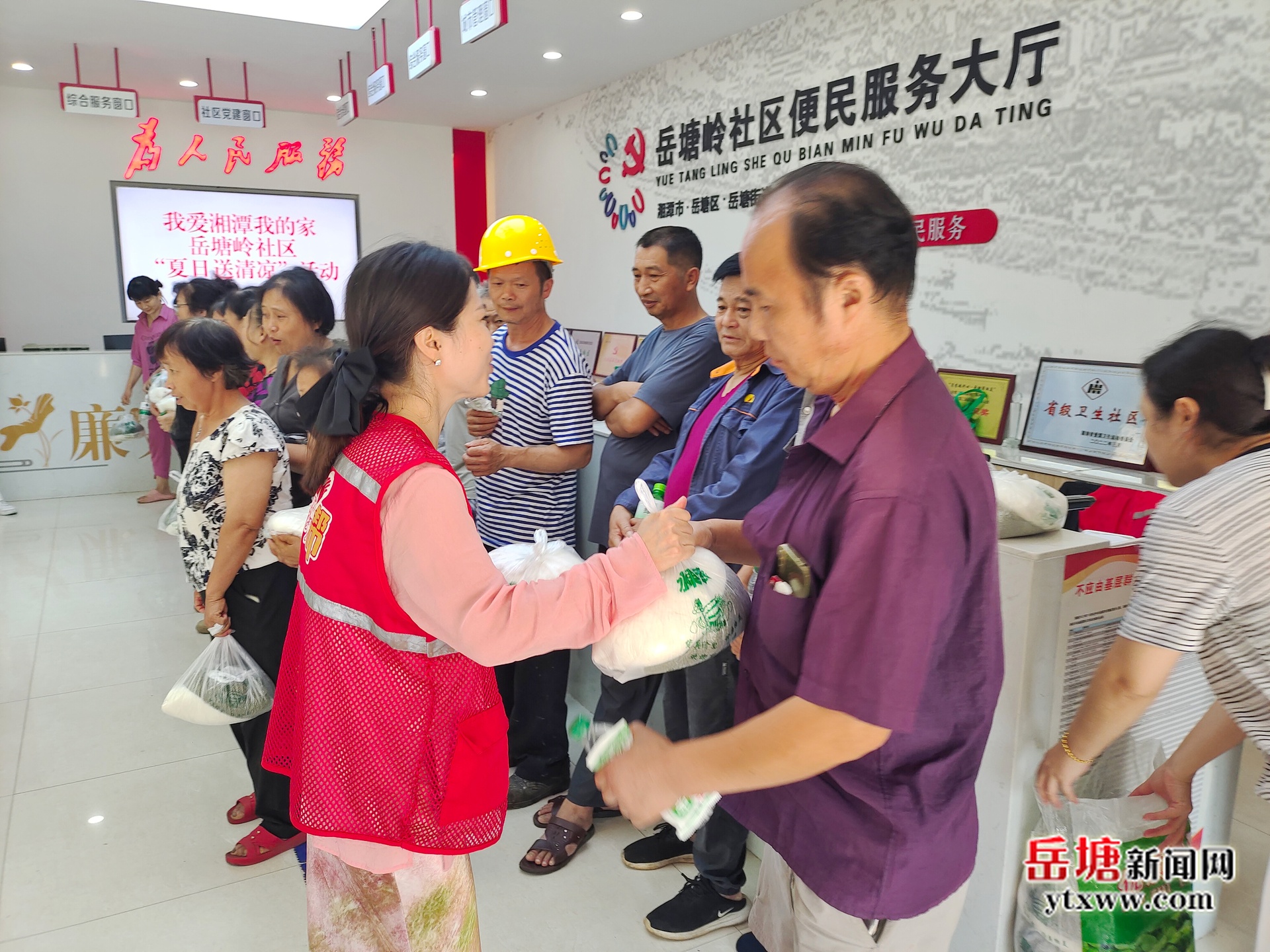 岳塘街頭“愛心冰箱”上線  為戶外勞動者送清涼