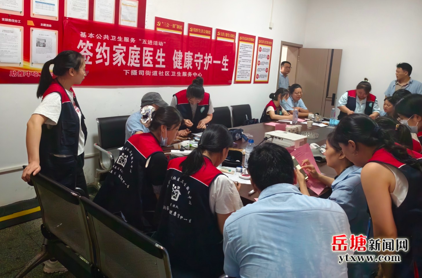 下攝司街道社區(qū)衛(wèi)生服務(wù)中心開展家庭醫(yī)生簽約服務(wù)進(jìn)企業(yè)活動(dòng)