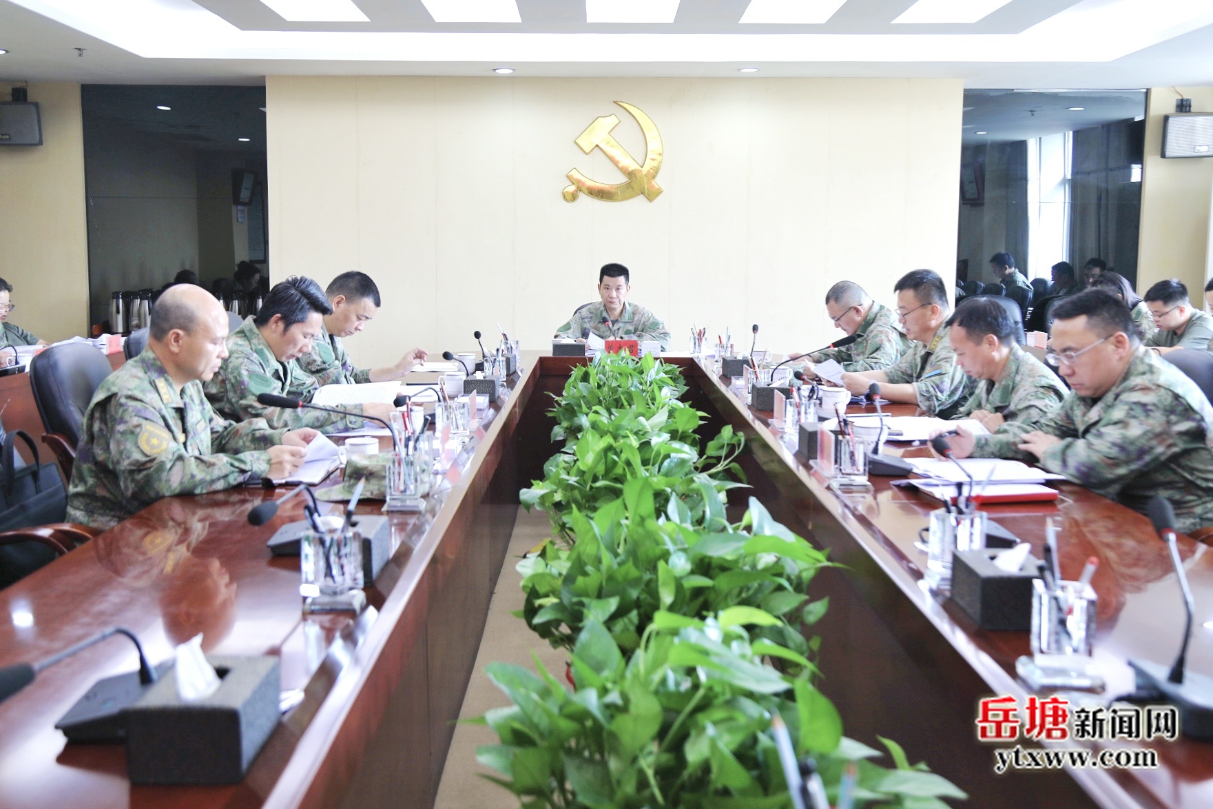 岳塘區(qū)委議軍會(huì)議暨“軍事日”活動(dòng)舉行