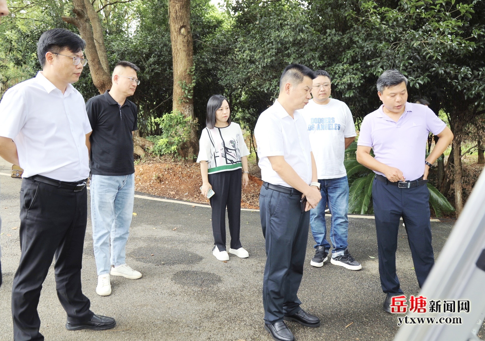曾志君開展走找想促“三聽三問”活動 調(diào)研岳塘區(qū)花卉園藝產(chǎn)業(yè)轉(zhuǎn)型和融合發(fā)展