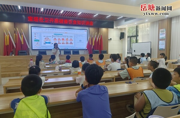寶塔街道社區(qū)衛(wèi)生服務(wù)中心進(jìn)社區(qū)開(kāi)展健康飲食知識(shí)講座
