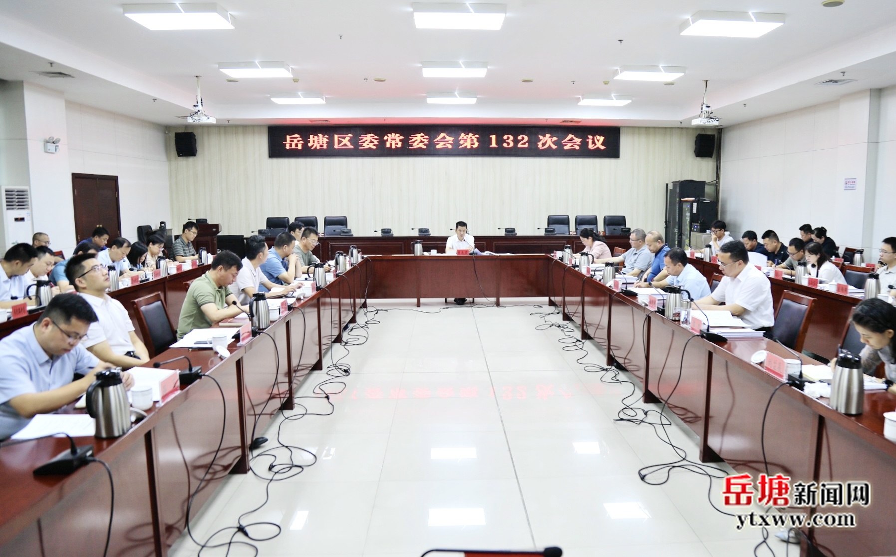 曾志君主持召開岳塘區(qū)委常委會第132次會議