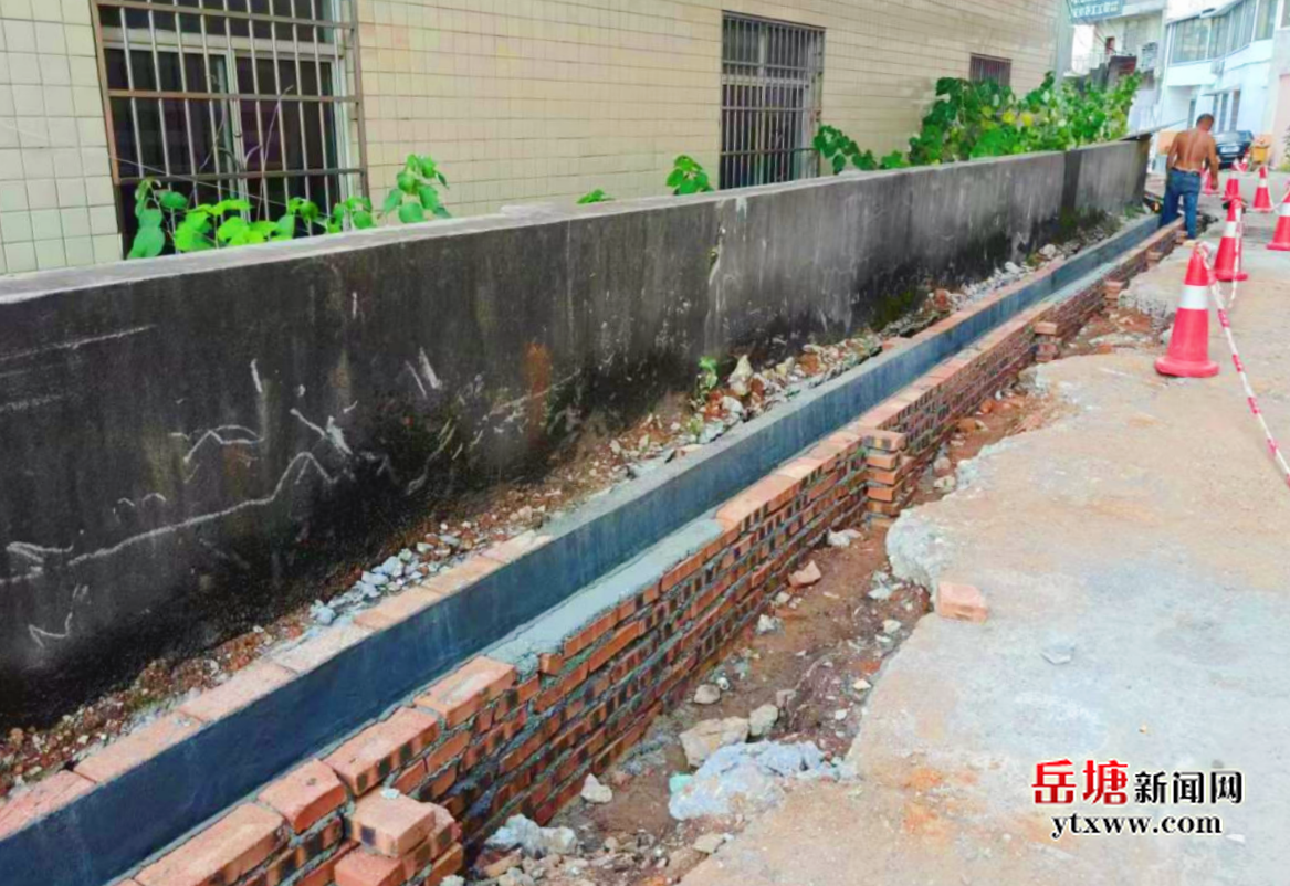 區(qū)住建局高效解決中天側(cè)巷積水難題 居民出行告別“水浸街”
