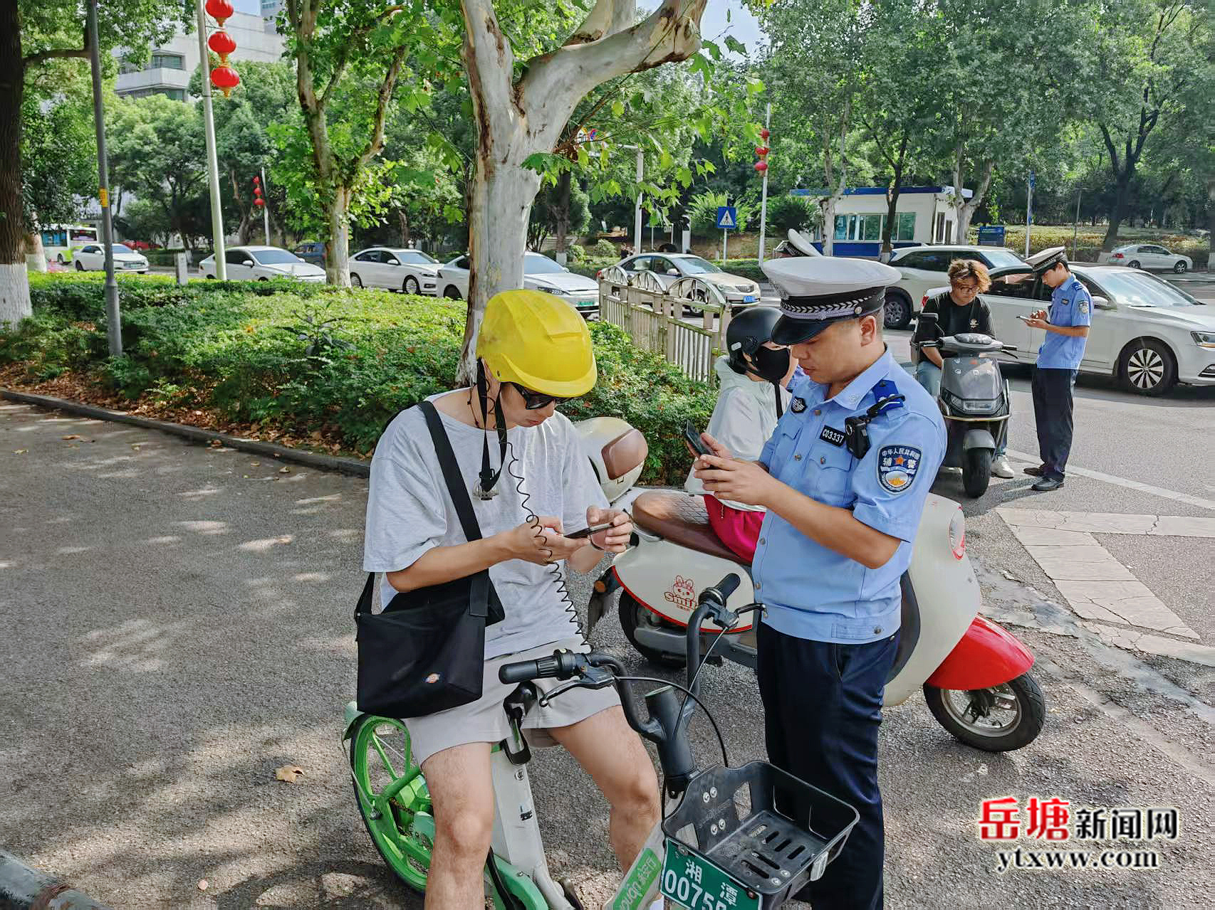 岳塘交警迎高温战酷暑 保障道路交通安全有序