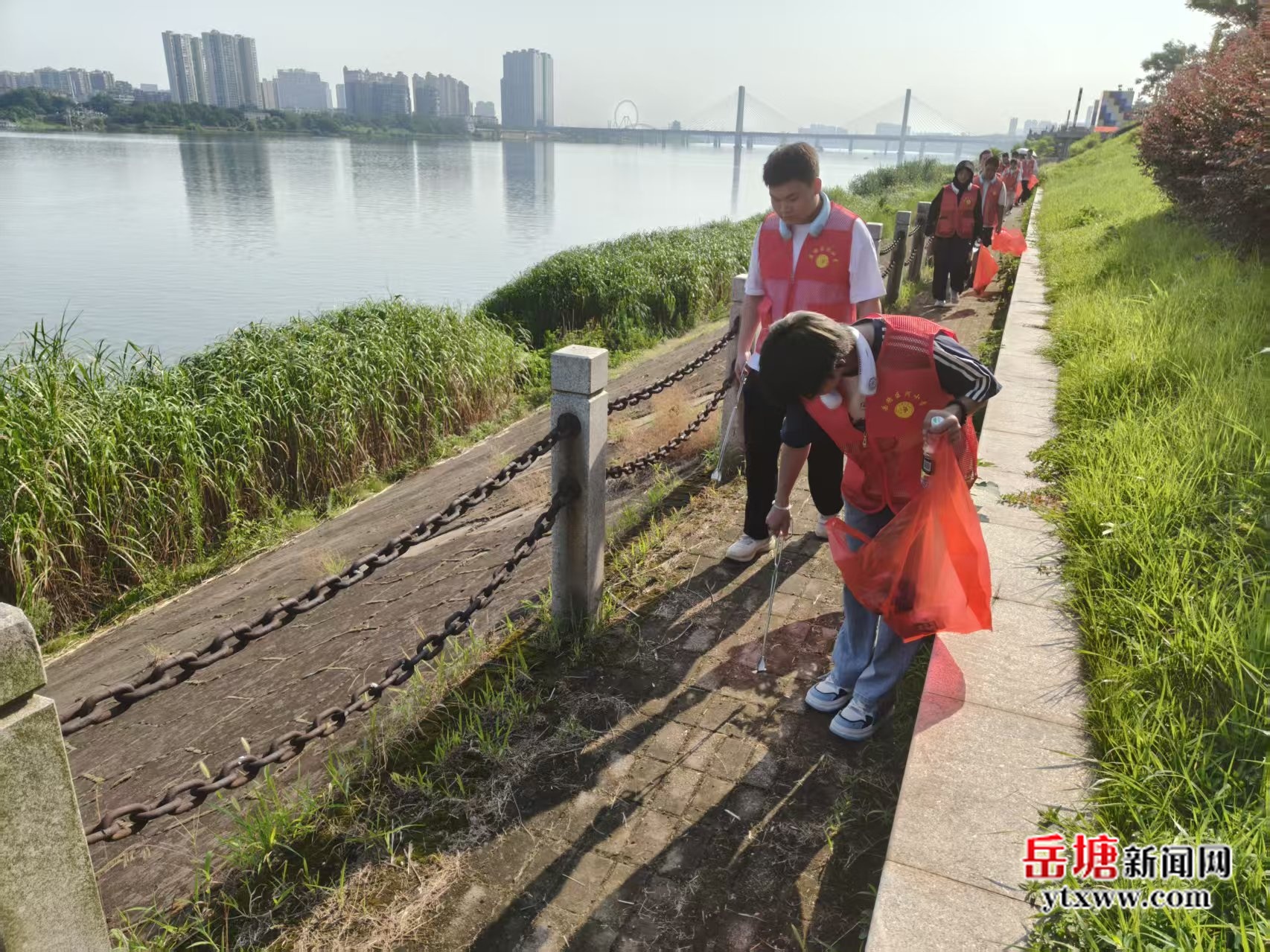 “爭當河小青 共護母親河”——岳塘區(qū)積極開展暑期凈灘志愿服務活動