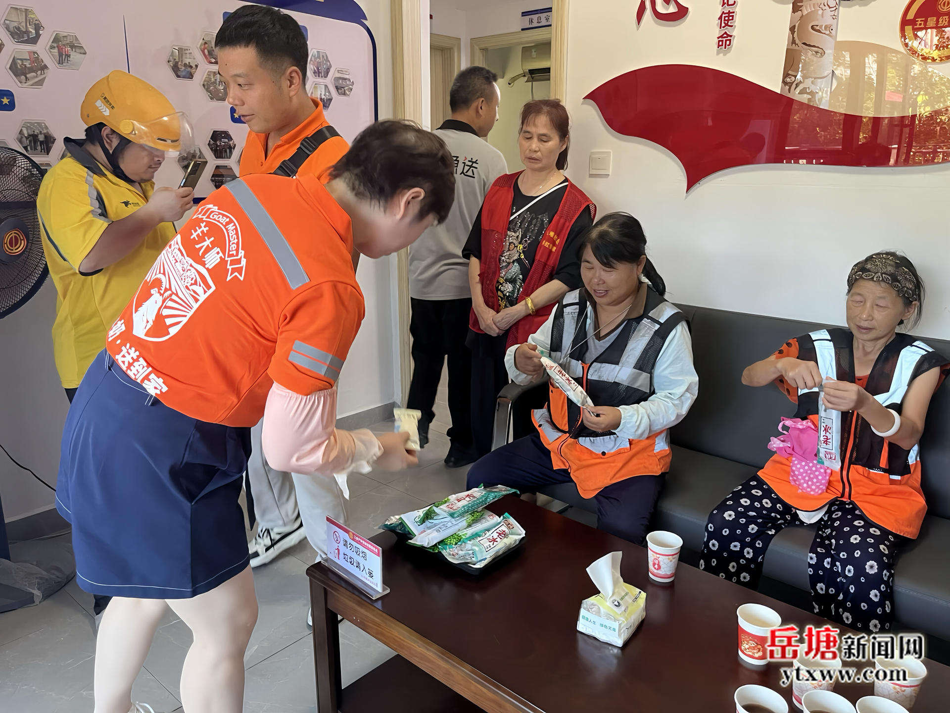 岳塘区总工会多元化举措 让劳动者“清凉一夏”