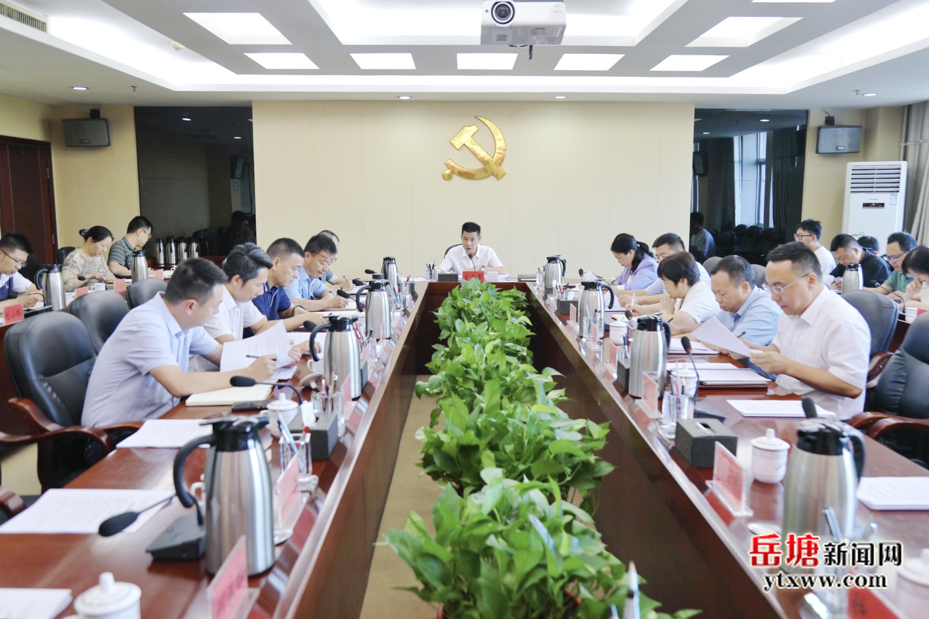 曾志君主持召開岳塘區(qū)委常委會第135次會議