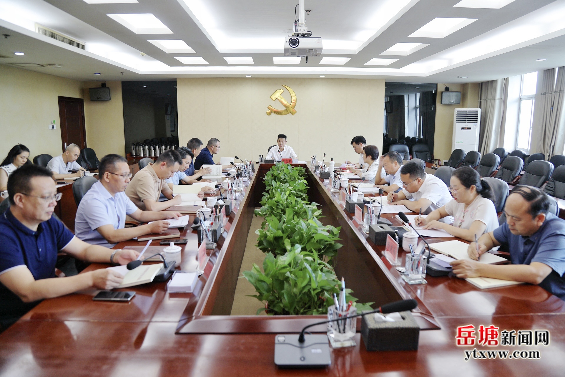 岳塘區(qū)委理論學(xué)習(xí)中心組開(kāi)展2025年第十次集體學(xué)習(xí)（擴(kuò)大）