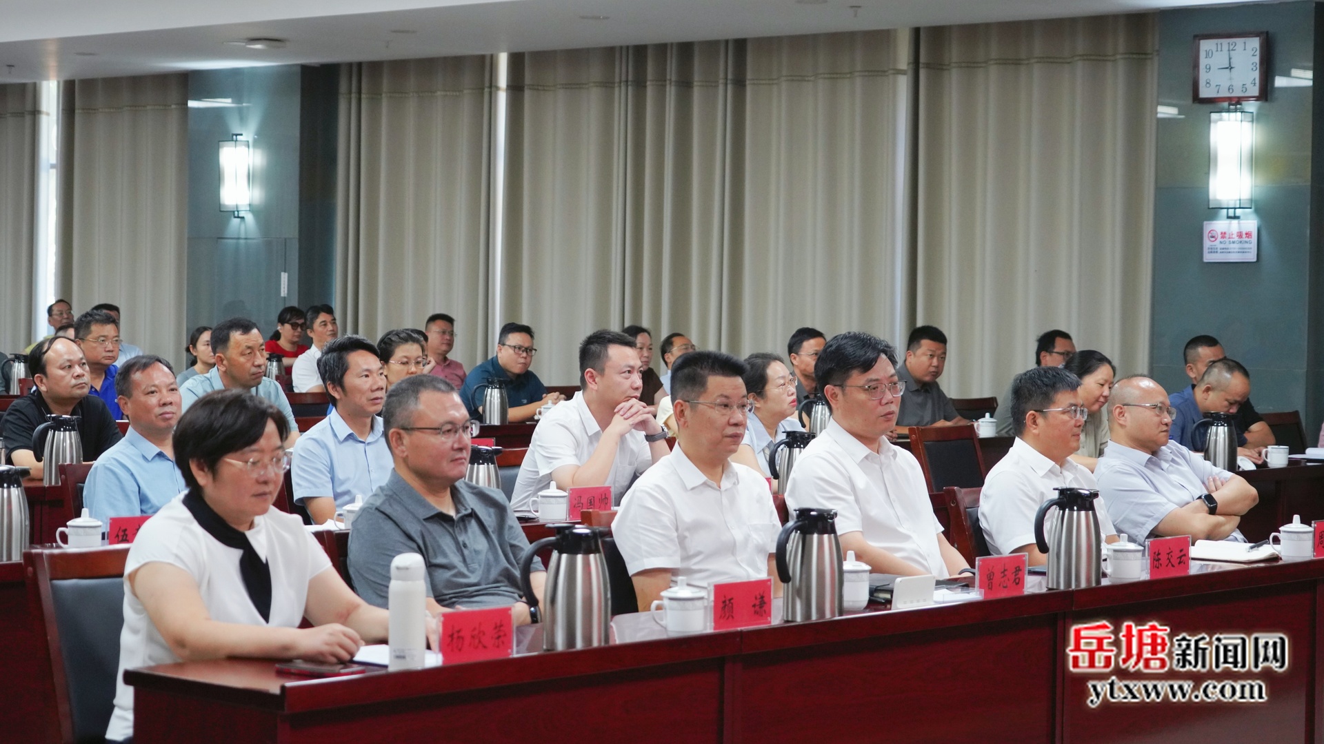 岳塘区各界集中观看纪念中国人民抗日战争暨世界反法西斯战争胜利80周年大会