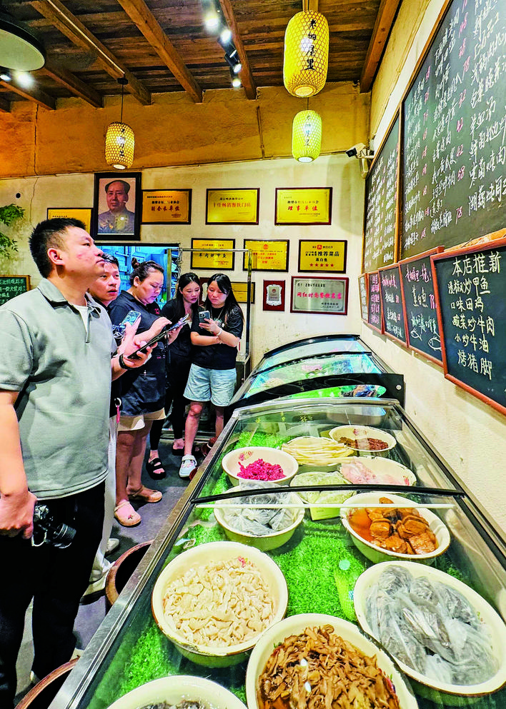 【湘潭日報】“好食材，簡單做，沒那么多花里胡哨”——“老細(xì)屋里”這樣炒香湘潭菜