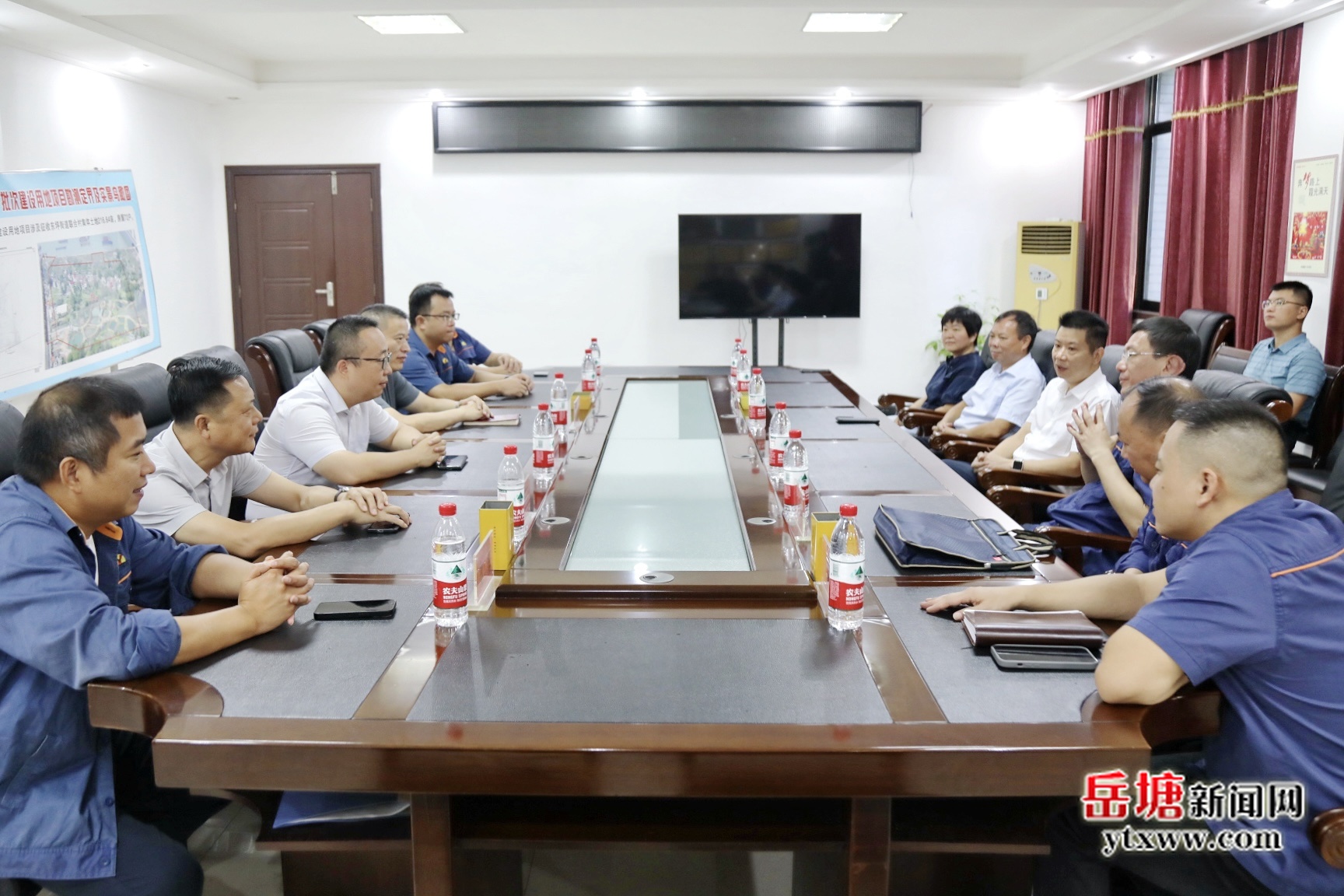 曾志君看望慰問湘鋼極限規(guī)格高品質(zhì)寬厚板品種升級(jí)項(xiàng)目征拆工作人員