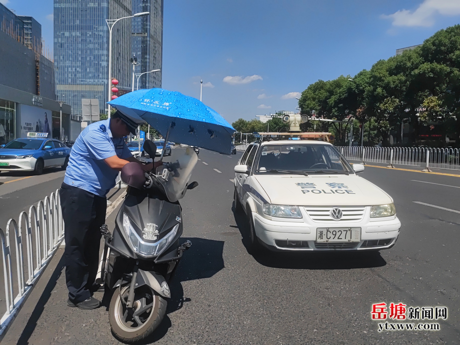 岳塘交警開展建設(shè)路口商圈道路交通安全整治行動