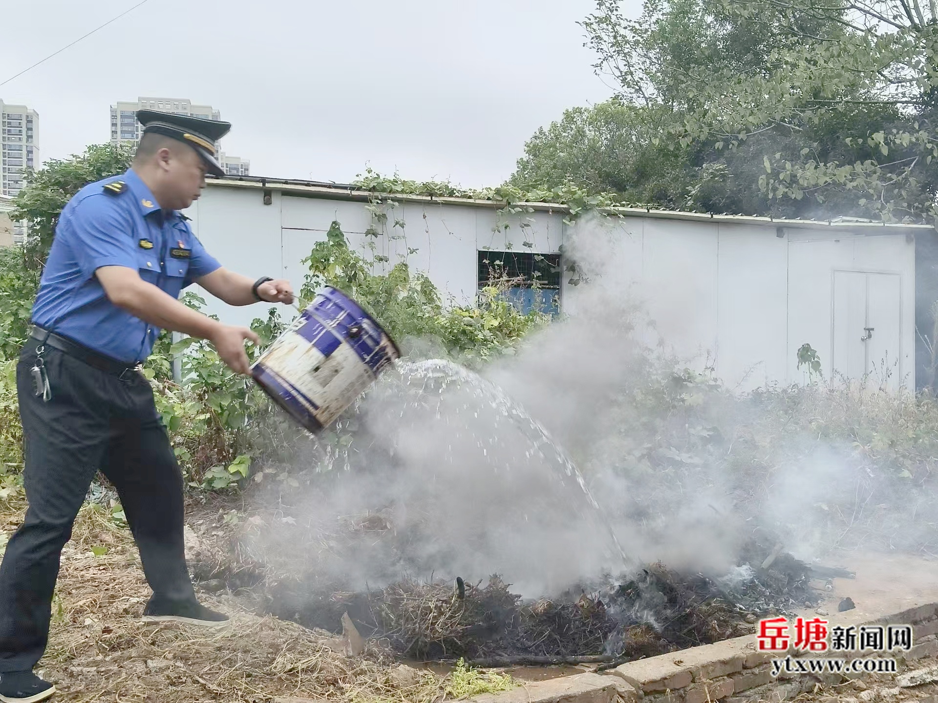 岳塘城管：多措并举筑牢秸秆禁烧“防火墙”