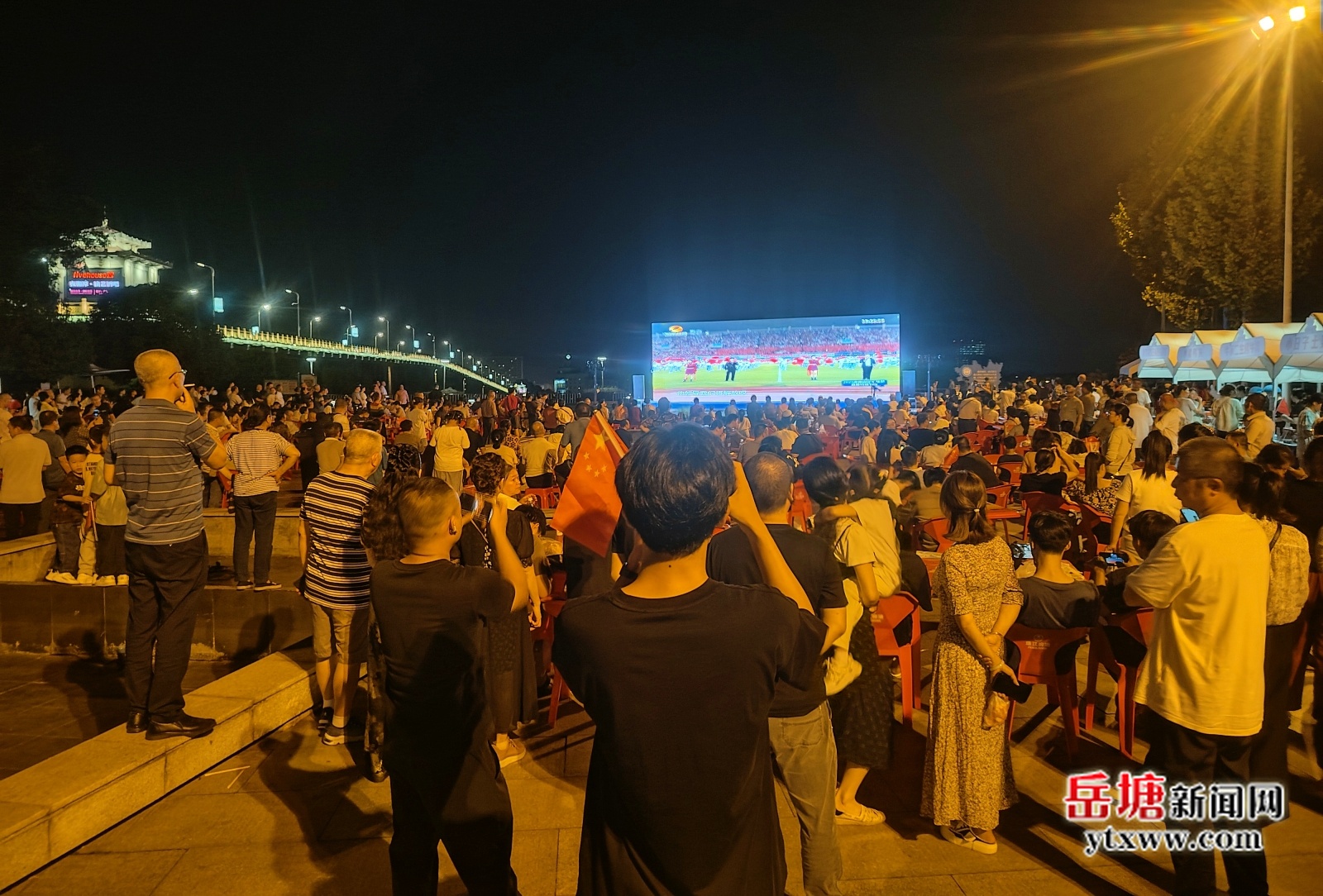 “湘超”夜燃岳塘！“第二現(xiàn)場(chǎng)”觀賽事品美食嗨翻全場(chǎng)?