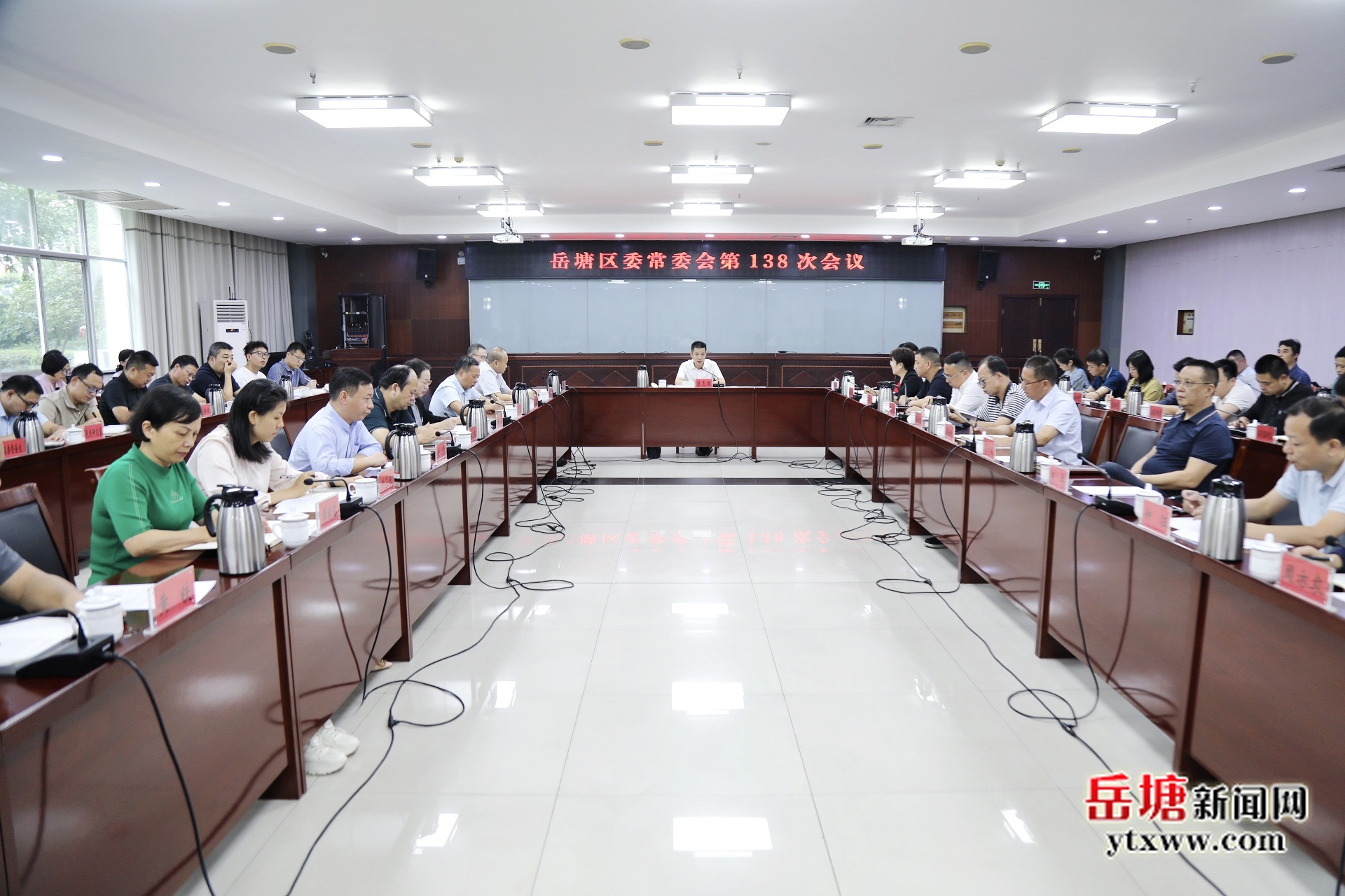 曾志君主持召开岳塘区委常委会第138次会议