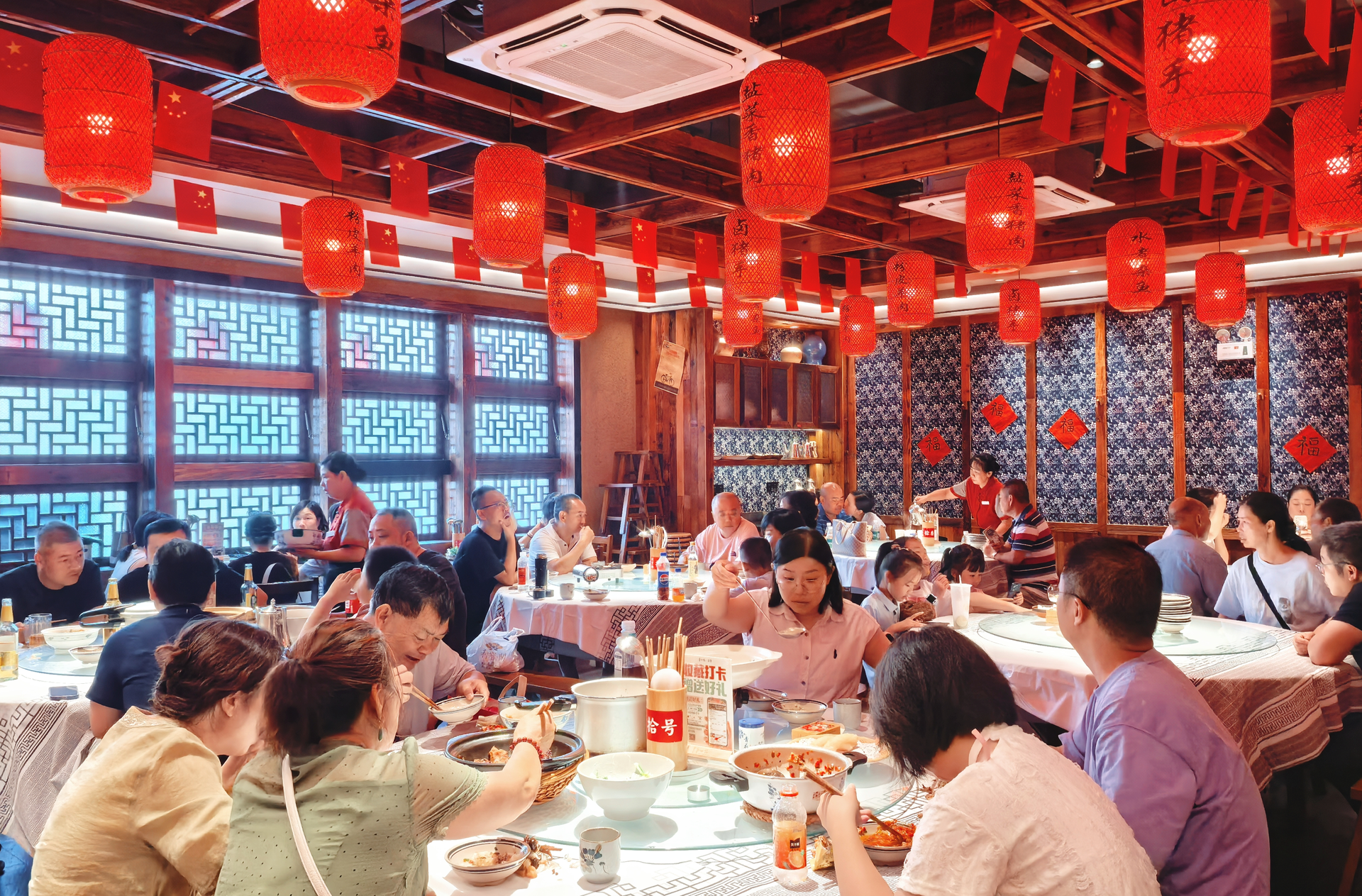 吃在湘潭 有味岳塘丨翻台3轮！粉丝54.8万！“帝一铭”18年打造湘潭餐饮名片