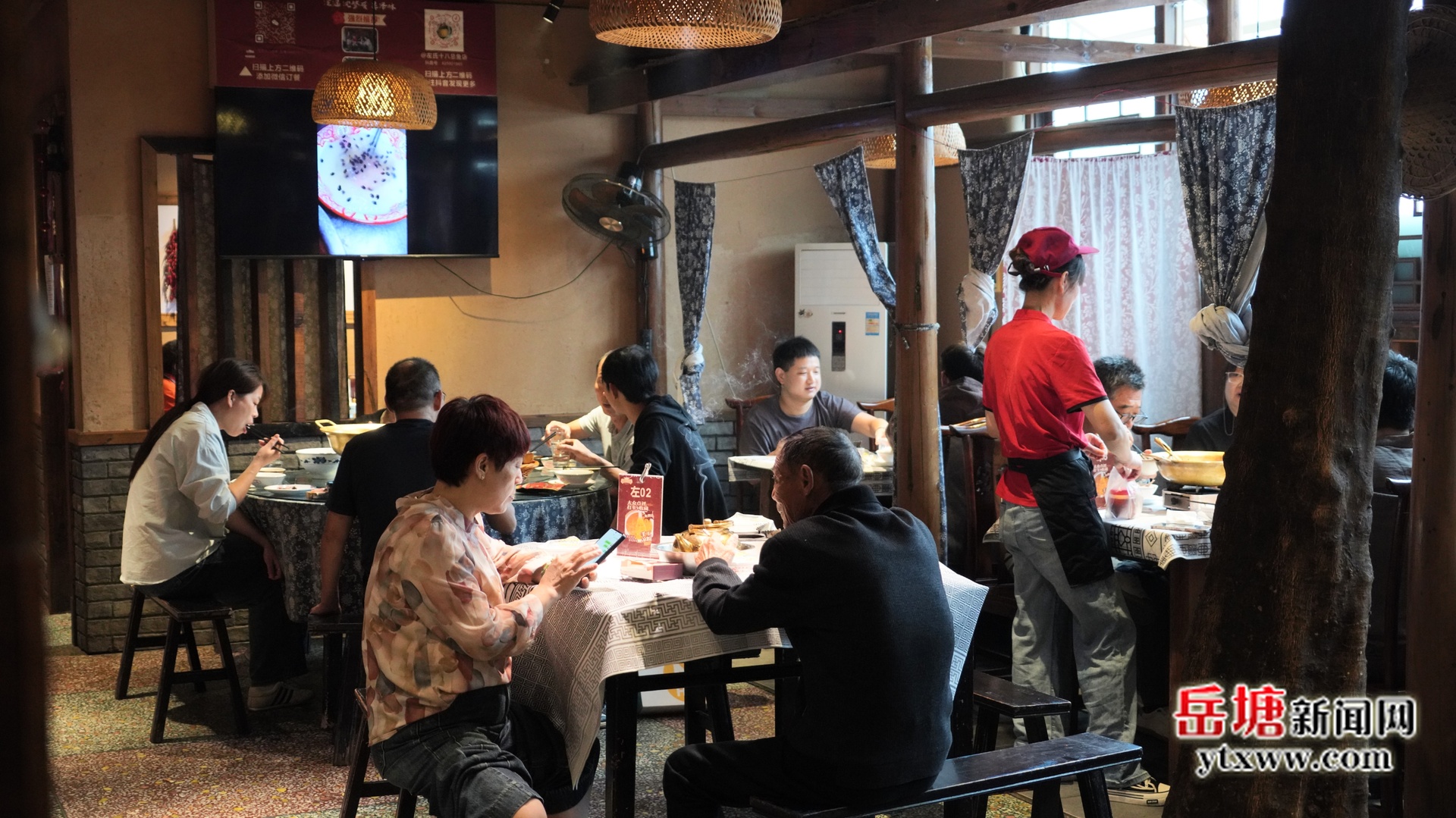 吃在湘潭 有味岳塘丨左氏十八总活鱼：三代人守护一锅鲜香