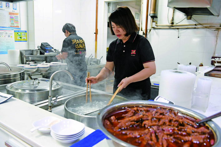 【湘潭日報】書香氤氳一碗粉 ——謝家百味粉館的二十年