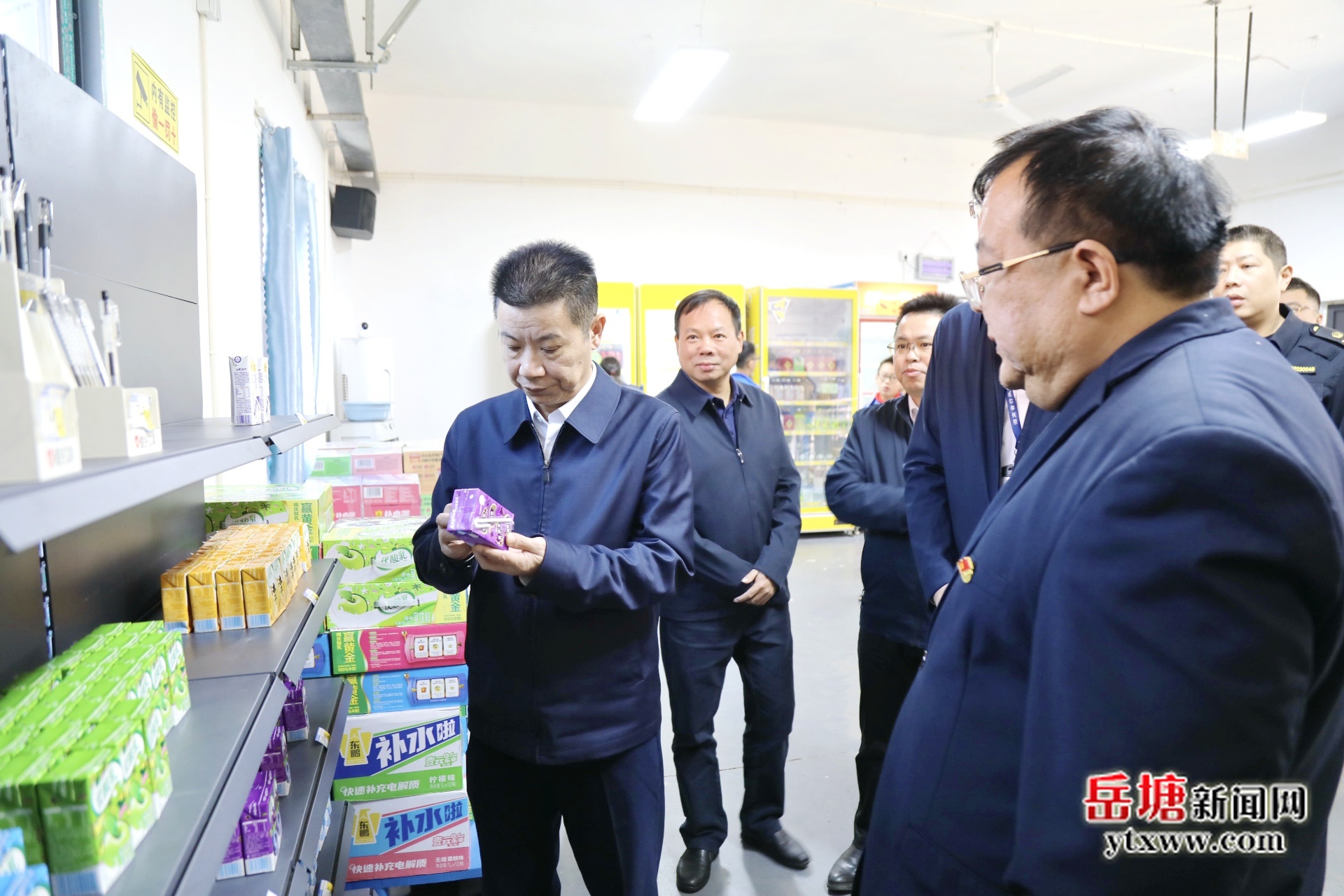 曾志君“四不兩直”督導(dǎo)校園食品安全工作