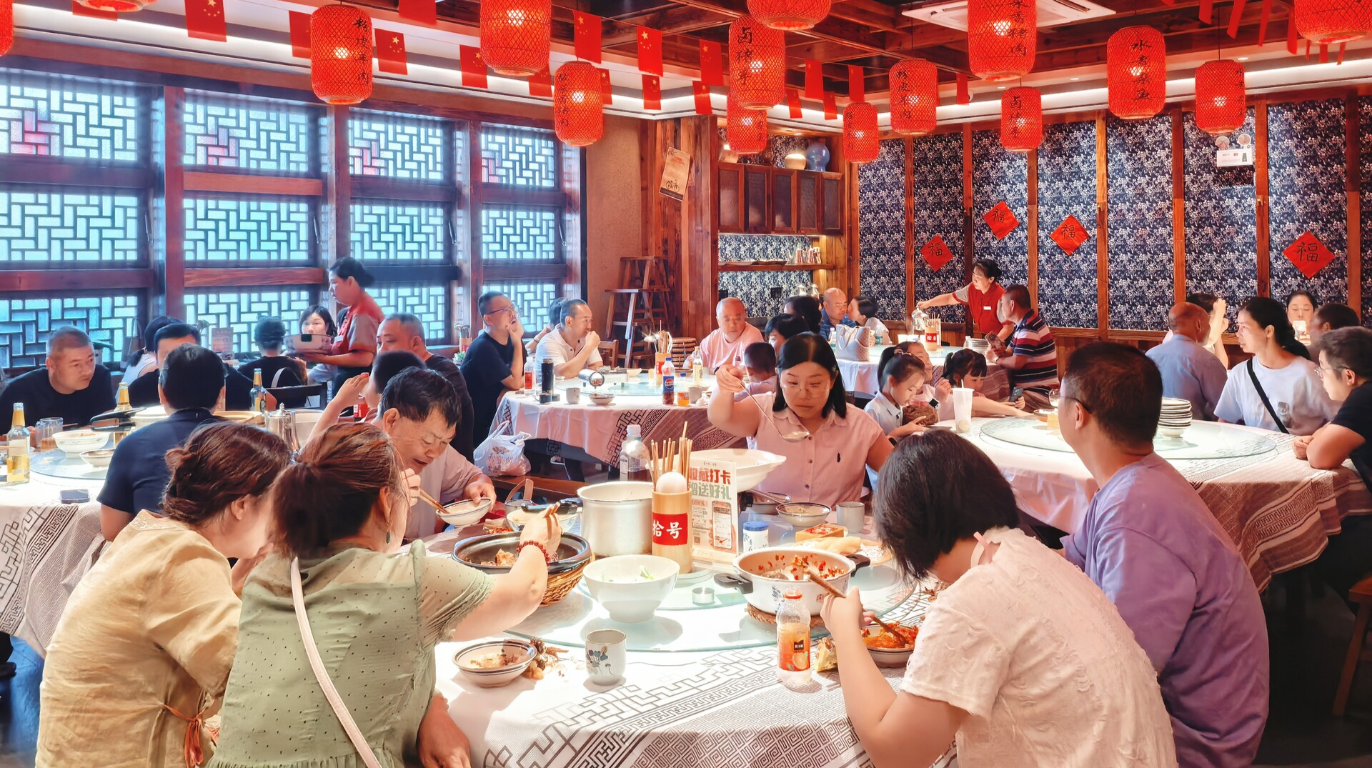 吃在湘潭 有味岳塘丨翻臺3輪！粉絲54.8萬！“帝一銘”18年打造湘潭餐飲名片