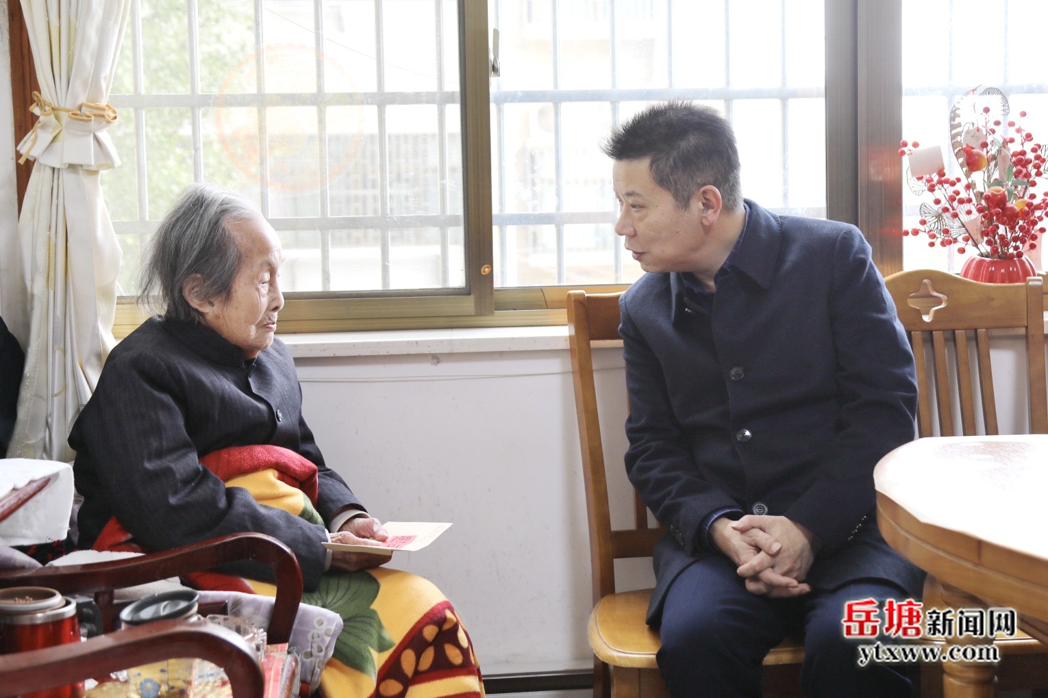 重陽節(jié)前夕 曾志君走訪慰問百歲老人和退休領(lǐng)導(dǎo)干部