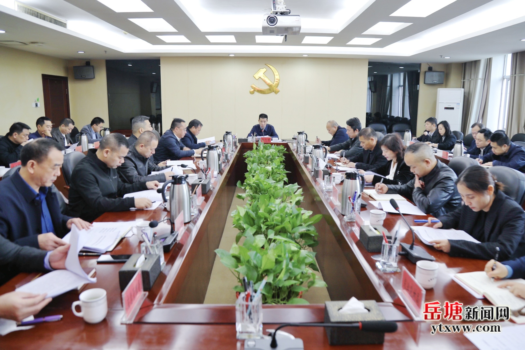 曾志君主持召開岳塘區(qū)“八抓行動”工作調度會