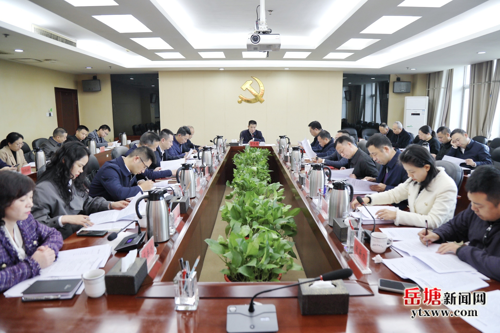 曾志君主持召开岳塘区2025年争先创优、大抓落实工作调度会