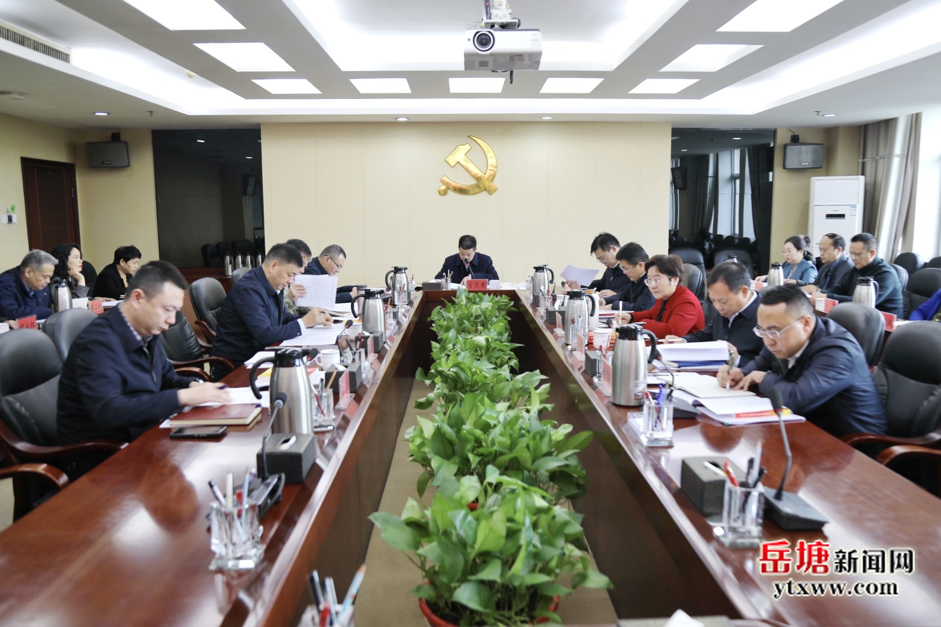 岳塘区委理论学习中心组开展2025年第十三次集体学习