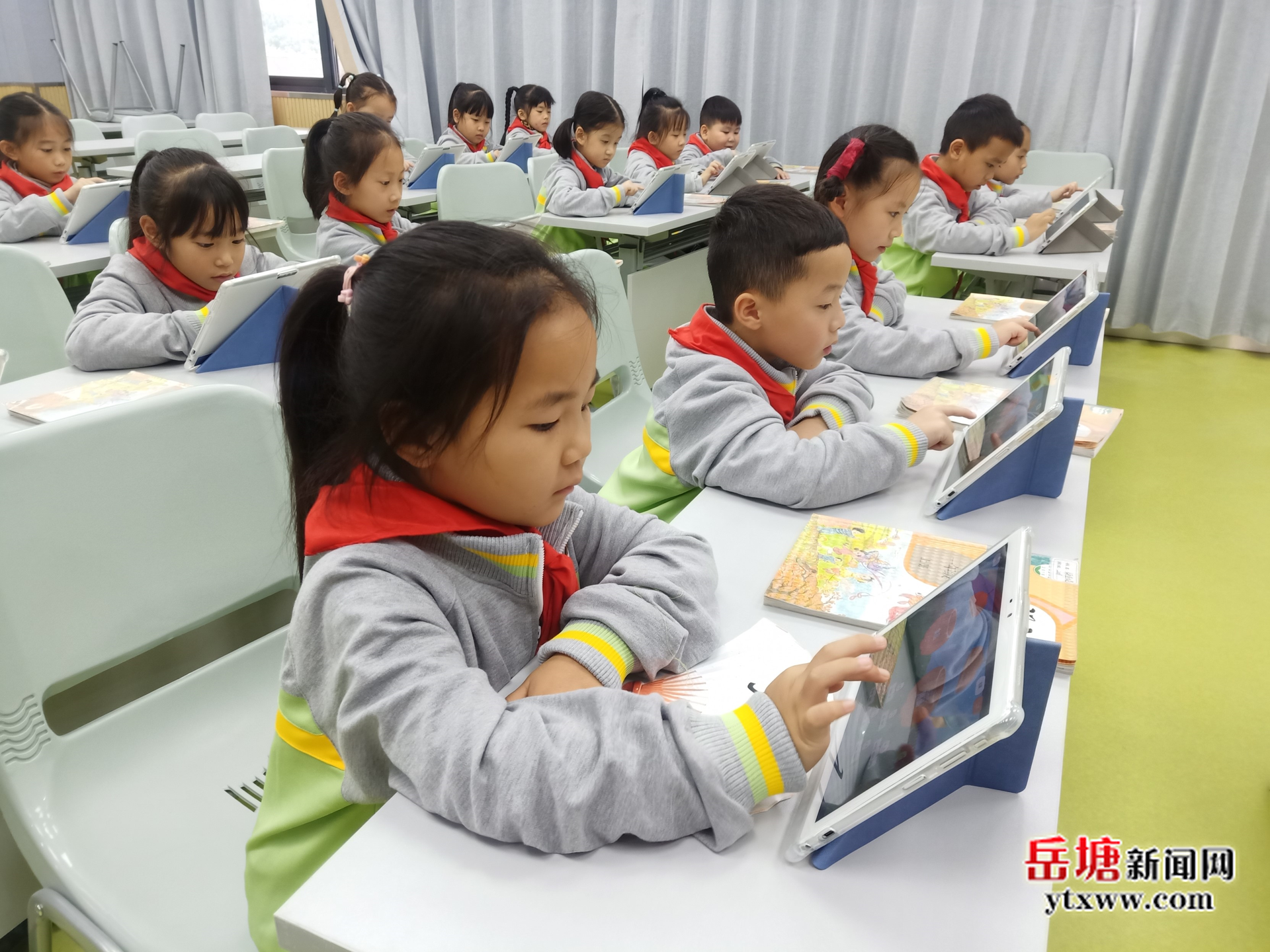 岳塘区多措并举提升中小学生信息素养